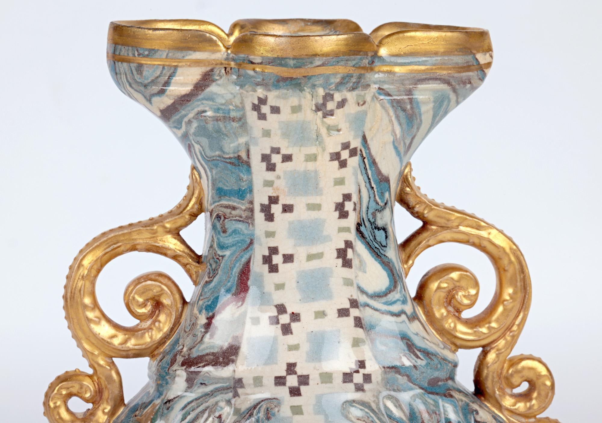 Très rare et élégant vase à deux anses en poterie d'art marbrée bleue et brune de Doulton Lambeth Marqueterie Ware, avec des motifs dorés réalisés par le premier directeur artistique de Lambeth, Wilton Parker Rix (Doulton Lambeth 1868-1897), et