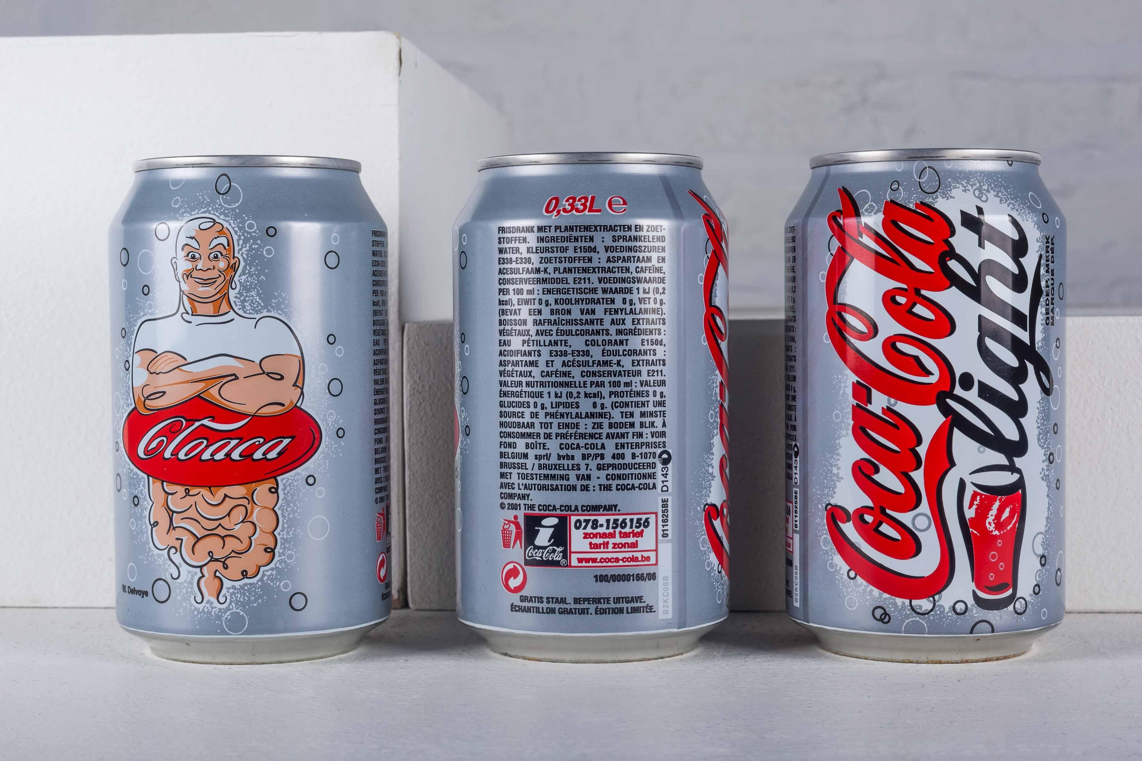 Cloaca Cola light Dosen von Wim Delvoye, neu und ungeöffnet, 3 verfügbar (Preis pro Dose). Hergestellt für seine erste Einzelausstellung in den USA im New Museum NY im Jahr 2002.

Ebenfalls erhältlich sind 5 Tassen Cloaca von Wim Delvoye, die für