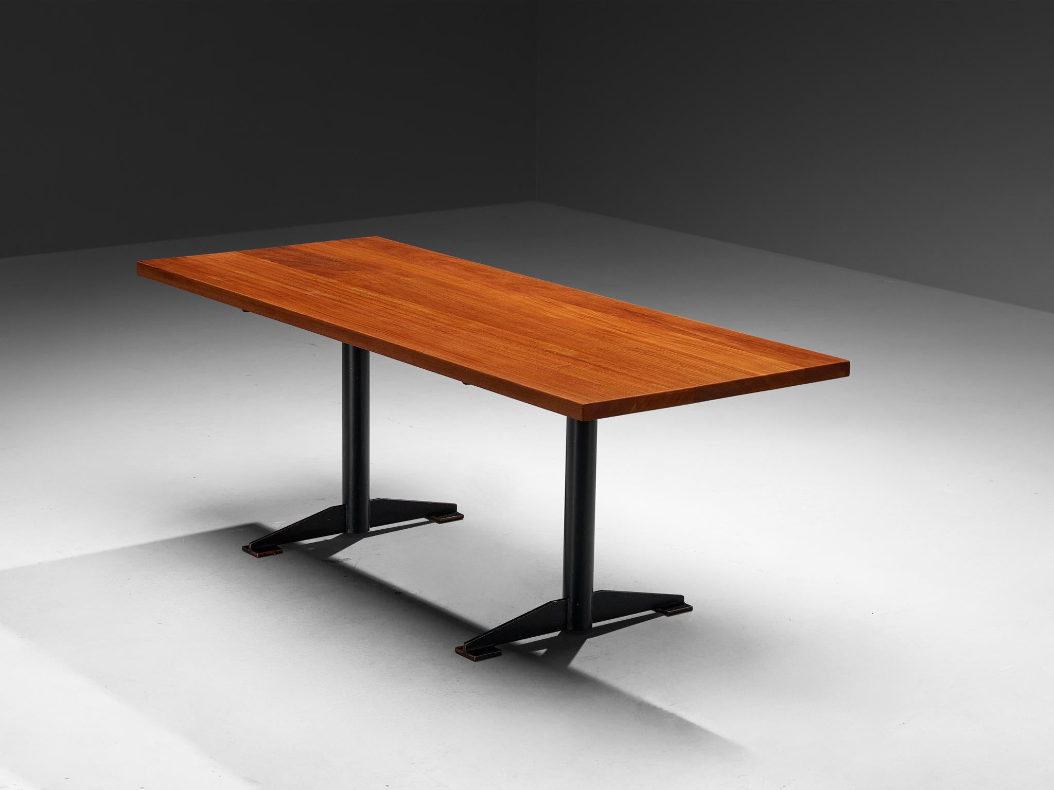 Wim Den Boon, mesa de comedor, caoba, acero lacado, Países Bajos, diseñada en 1955 y fabricada en 1958. 

Presentamos una exclusiva mesa de comedor diseñada por el arquitecto de diseño Wim den Boon para una casa familiar holandesa hecha a medida, lo