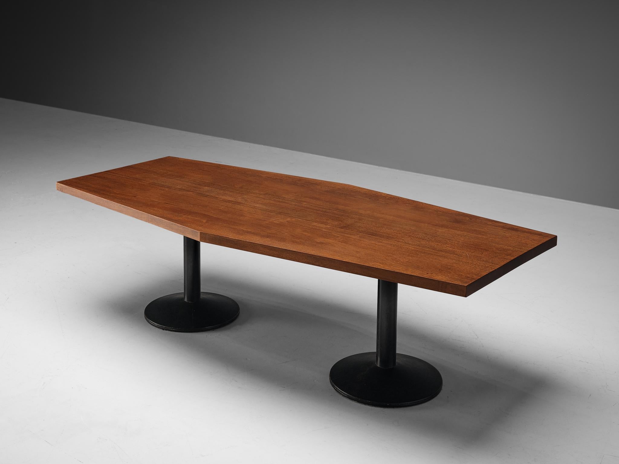 Wim den Boon, Esstisch Modell '01-69', Mahagoni massiv, Metall lackiert, Niederlande, Entwurf 1961

Dieser äußerst gut gestaltete Tisch in einer schönen, länglichen Sechseckform, die dem Raum einen visuellen Reiz verleiht, wurde von dem
