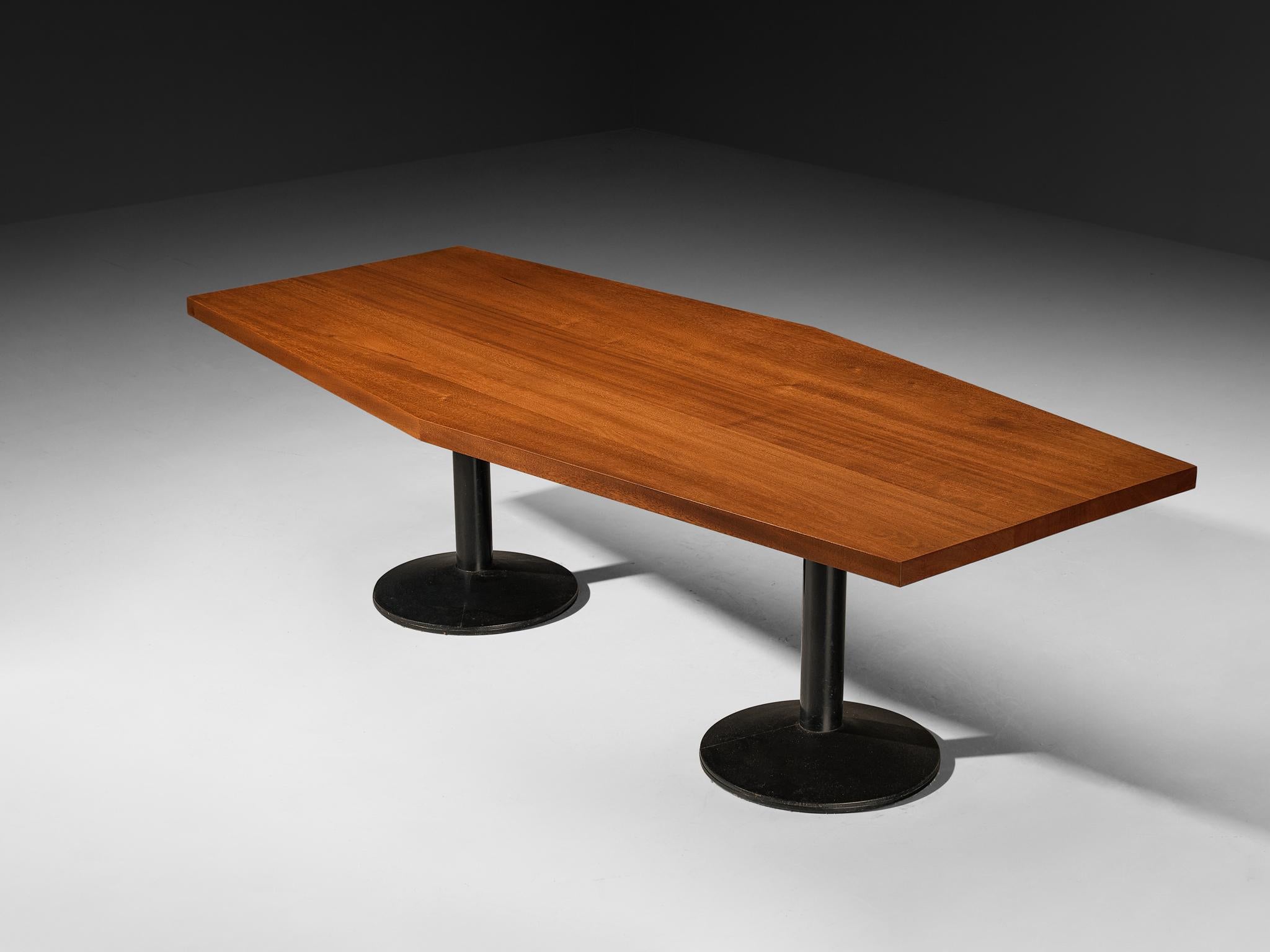 Wim den Boon, table de salle à manger modèle '01-69', acajou massif, métal laqué, Pays-Bas, design 1961

Créée par le designer néerlandais Wim den Boon pour une maison familiale néerlandaise, cette table très bien conçue est exécutée dans une
