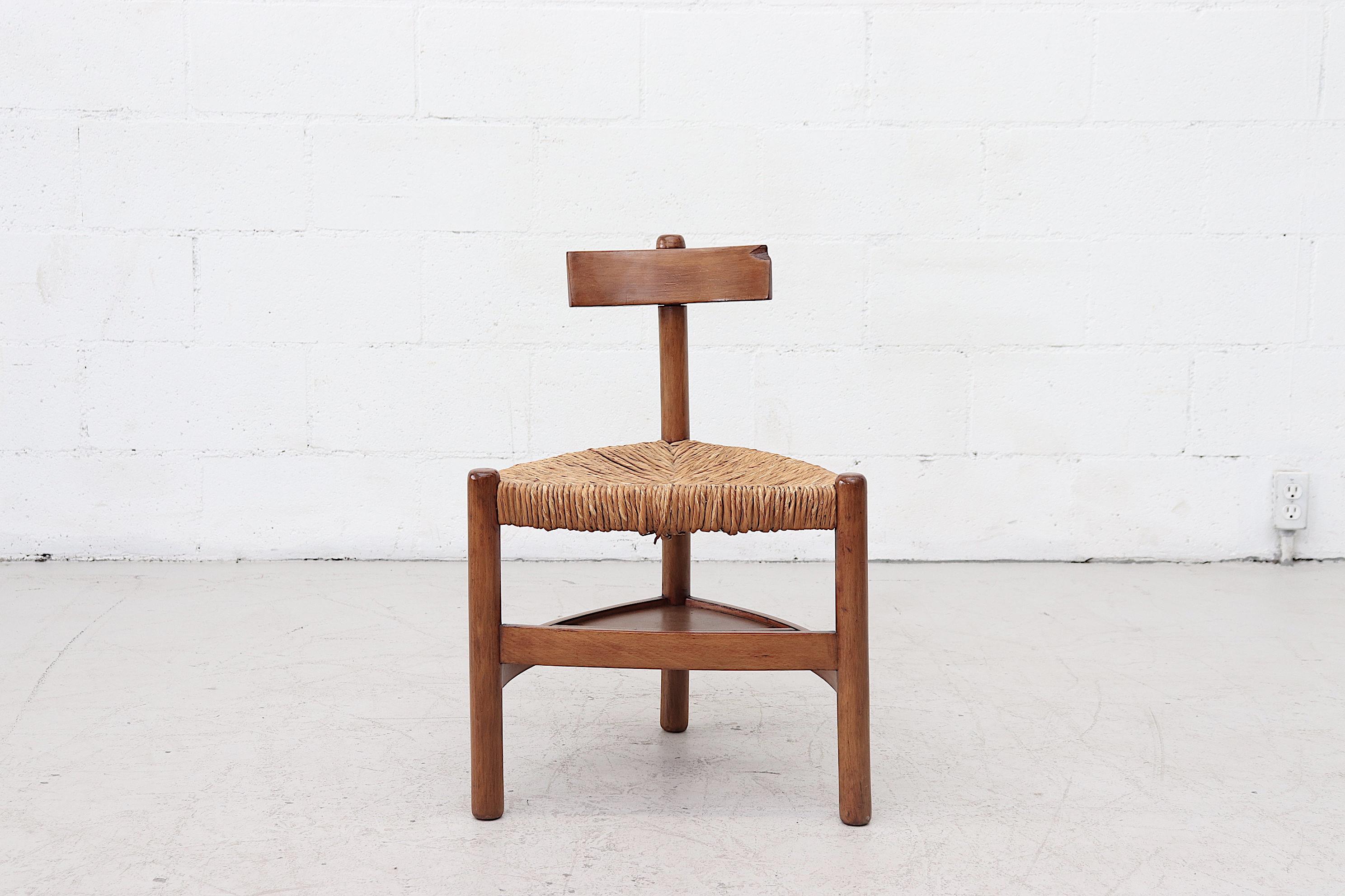 Chaise de jonc tri-pode en bois massif de style Wim Den Boon avec dossier en forme de 