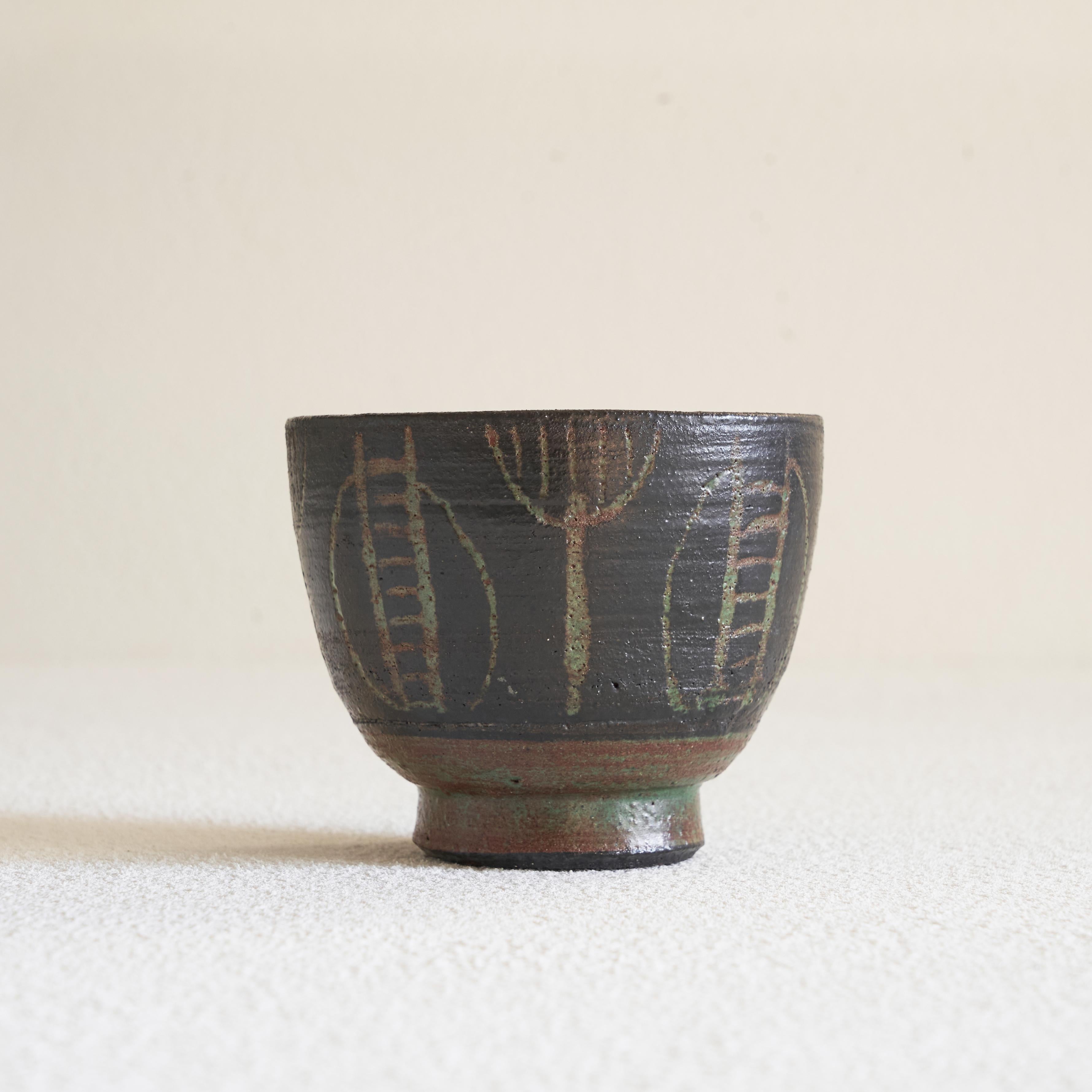 Wim Fiege Mid Century Modernist Studio Pottery Bowl, The Netherlands, 1950s.

This is a wonderful ‘Engobe’ pottery bowl made by Dutch artist Wim Fiege (1914-1978). He used engobe slurry as a way to give his works a distinct decoration.

‘Engobes