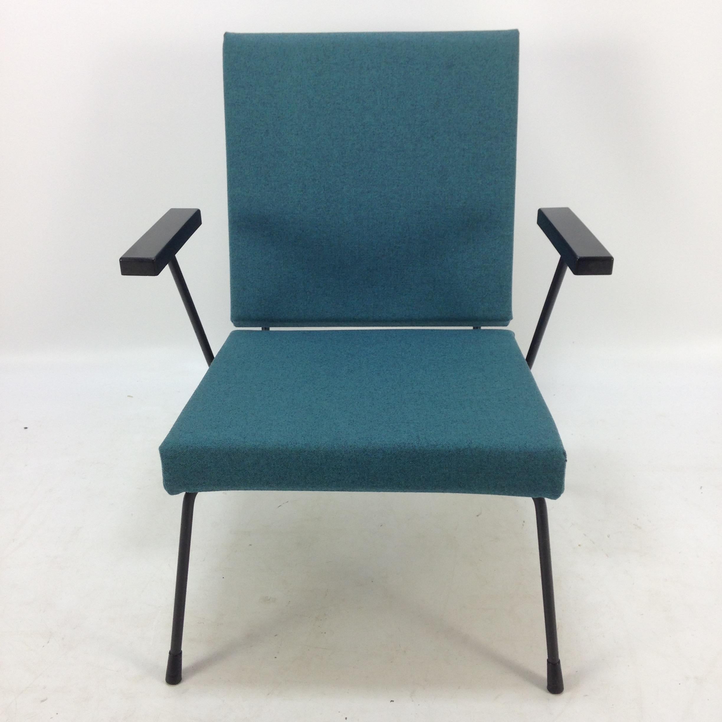 Este sillón 1407 fue diseñado por Wim Rietveld para Gispen en la década de 1950. Con respaldo recto, se asienta sobre un bastidor de acero pintado de negro grafito. Tanto el respaldo como el asiento son de acero lacado y están equipados con una