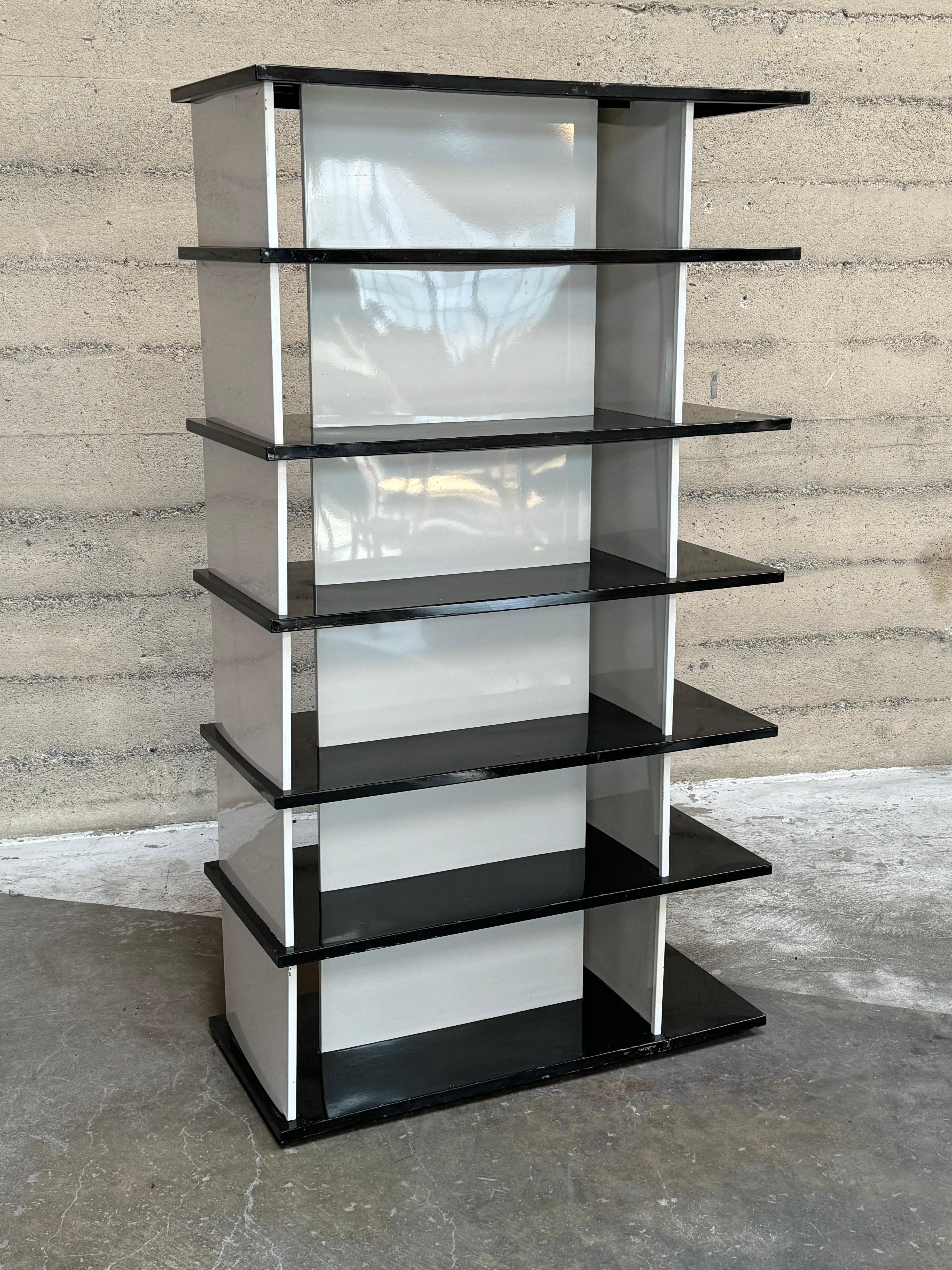 Regalsystem bzw. Raumteiler des niederländischen Industrie- und Möbeldesigners Wim Rietveld (1924-1985). Das Ganzmetall-Regalsystem besteht aus geteilten Regalebenen und einer Unterkonstruktion, die mit schwarzen Regalböden und einer weißen