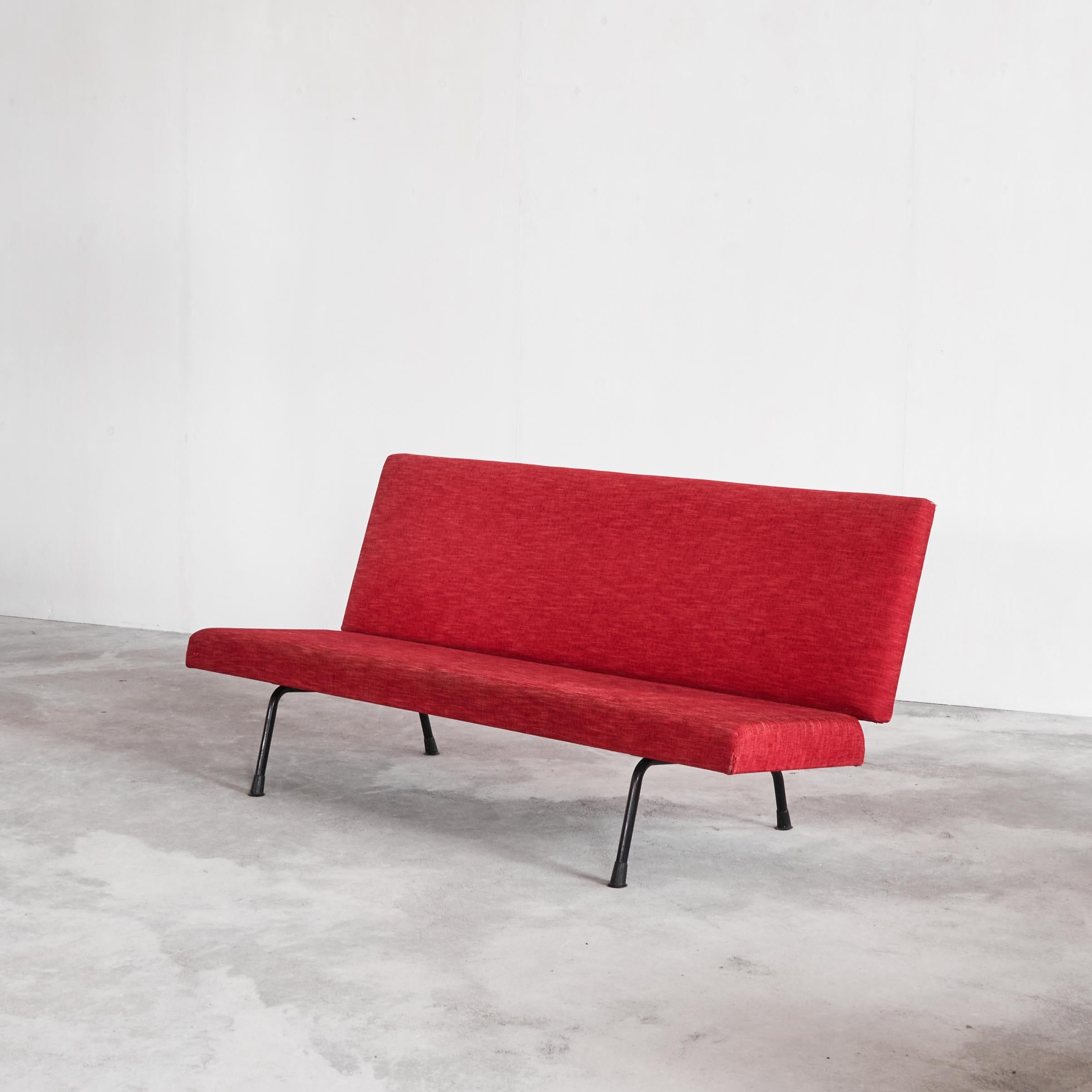 Mid-Century Modern Wim Rietveld '447' Sofa in Red Fabric 1950s For Sale