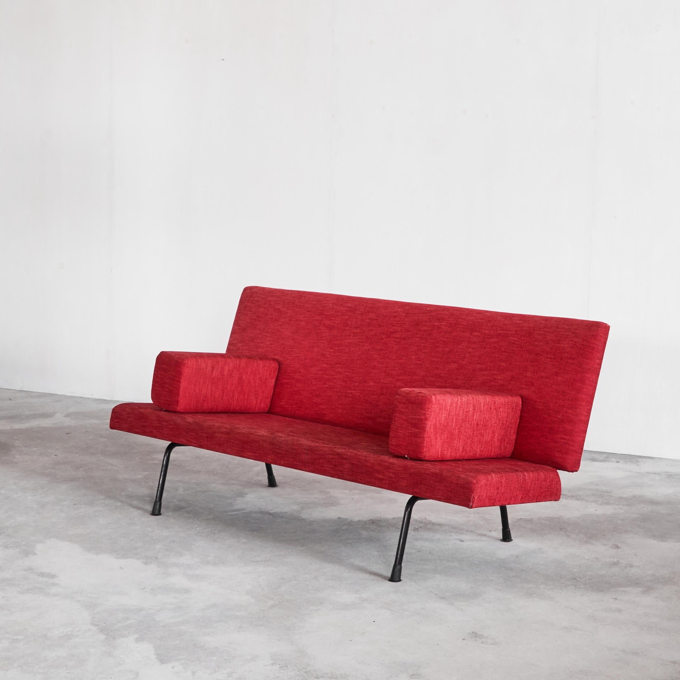 Wim Rietveld '447' Sofa in Red Fabric 1950s In Good Condition For Sale In Tilburg, NL
