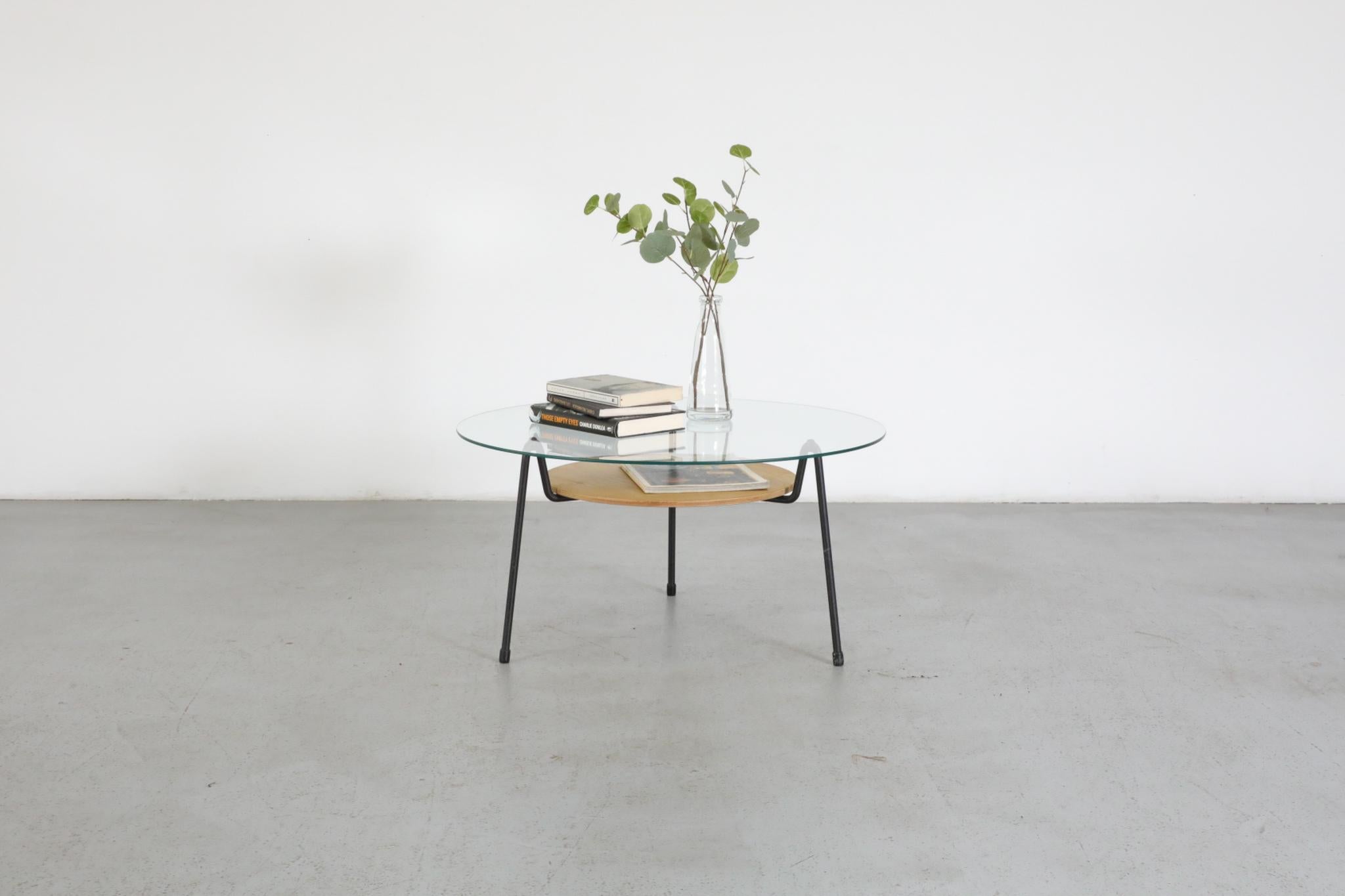 Der Couchtisch 'Mosquito', Modell Nr. 535, ist ein Entwurf des berühmten niederländischen Designers Wim Rietveld für Gispen. Der Tisch hat geschwungene Beine aus schwarzem Metall, die als 