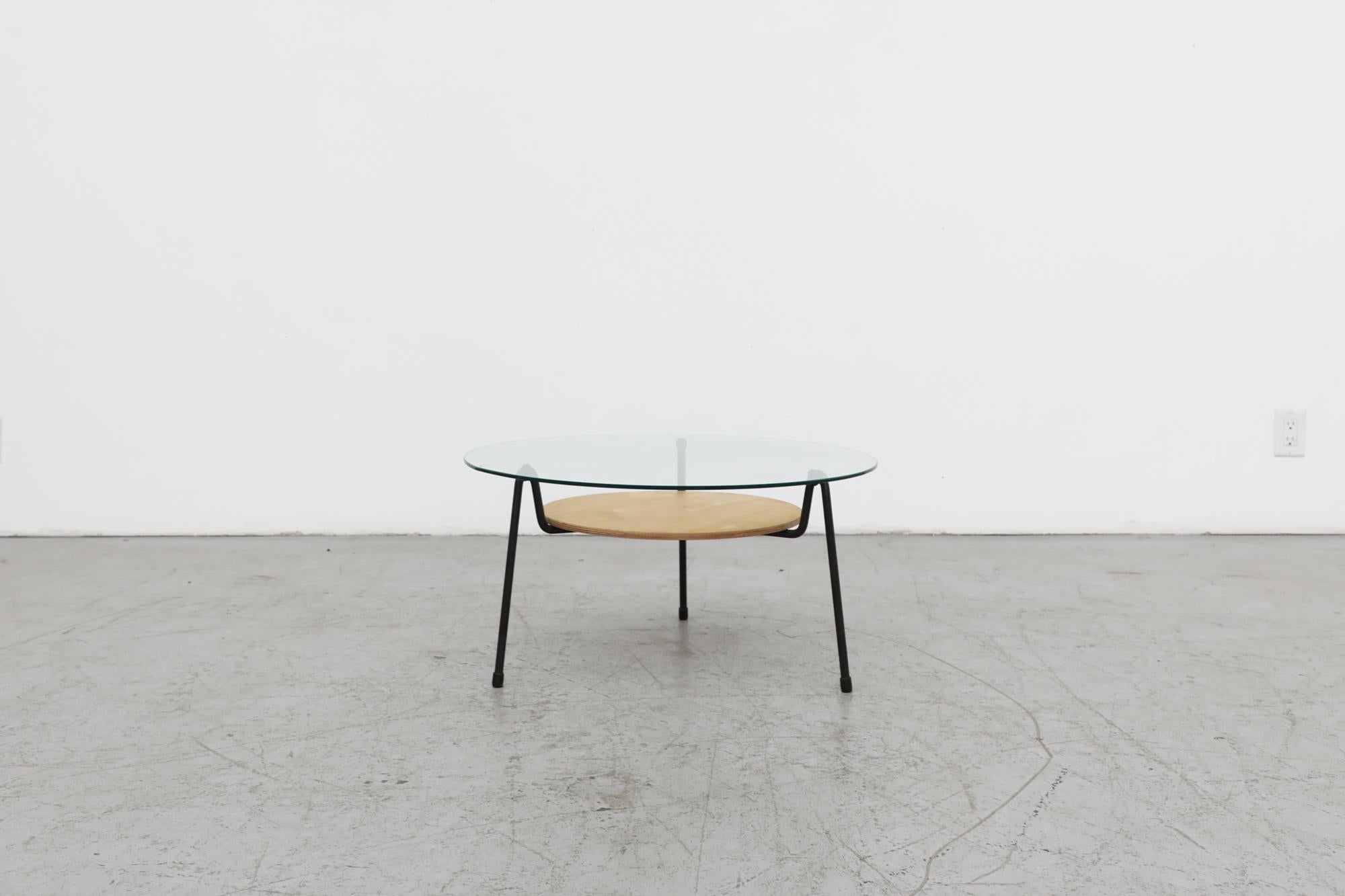 This 'Mosquito' coffee table, Model No. 535, is by famous Dutch designer Wim Rietveld for Gispen. The table has thin black enameled metal legs inspirited as 