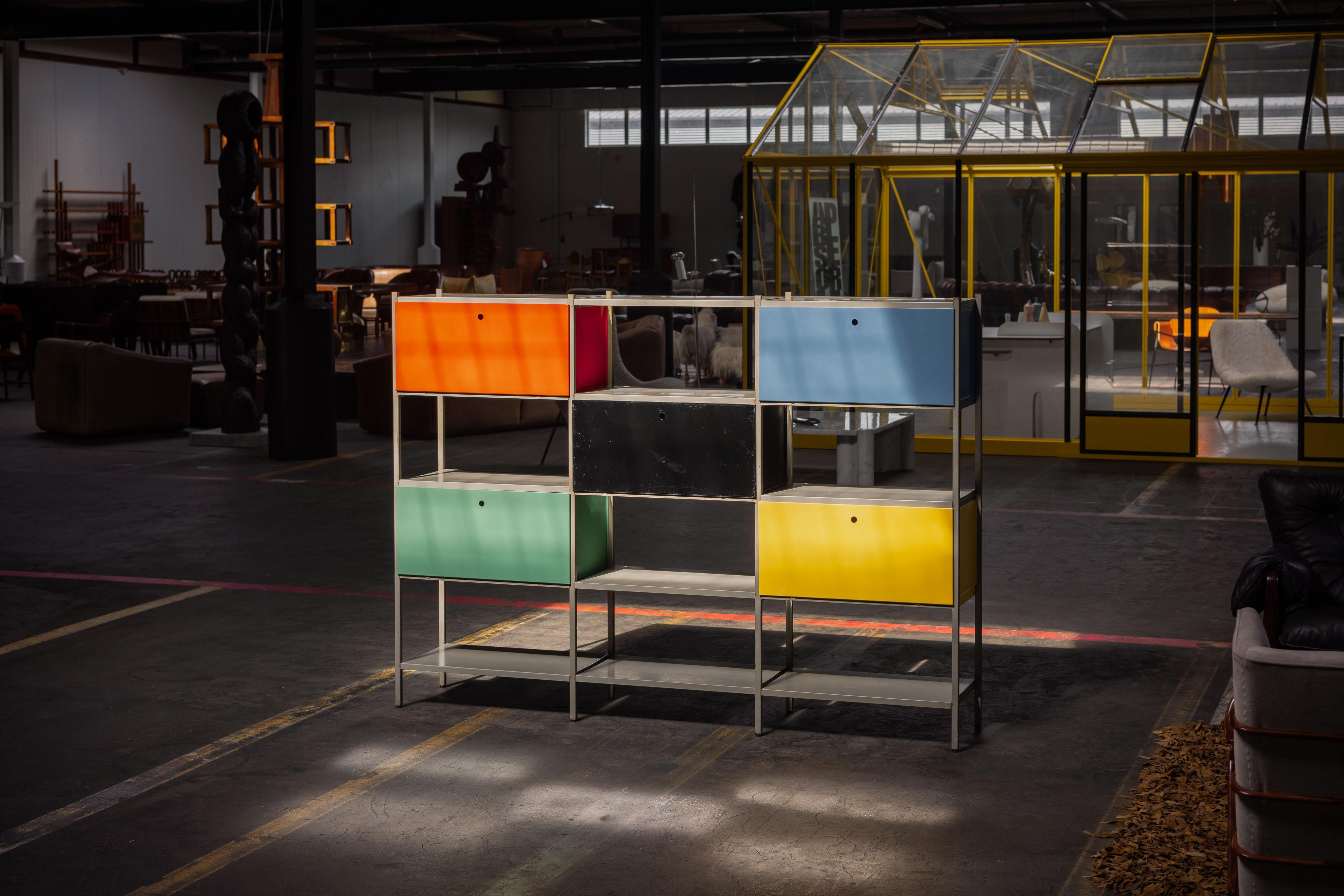 La splendida e originale libreria 663 dal design industriale, progettata da Wim Rietveld e prodotta da Gispen Culemborg nei Paesi Bassi nel 1954, è un esempio di design industriale moderno di metà secolo. Questo scaffale da parete modulare è