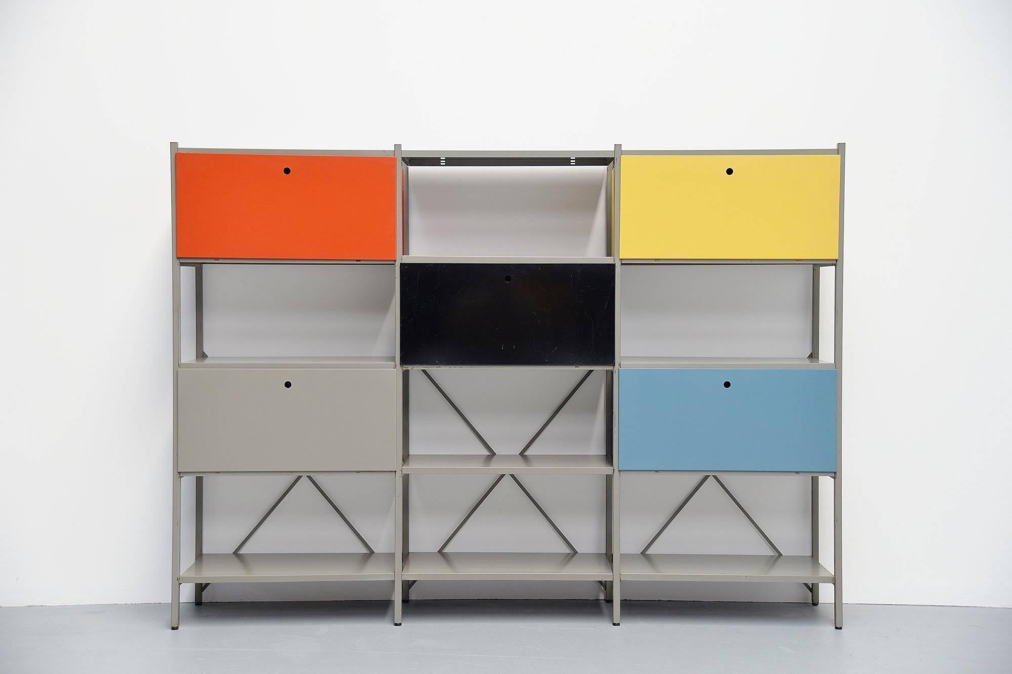Impressive industrial bookcase model 663, wall unit or room divider designed by Wim Rietveld (1924-1985) son of Gerrit Thomas Rietveld, for Gispen Culemborg in 1954. A very nice modular wall unit that can be built by your own taste and needs. This