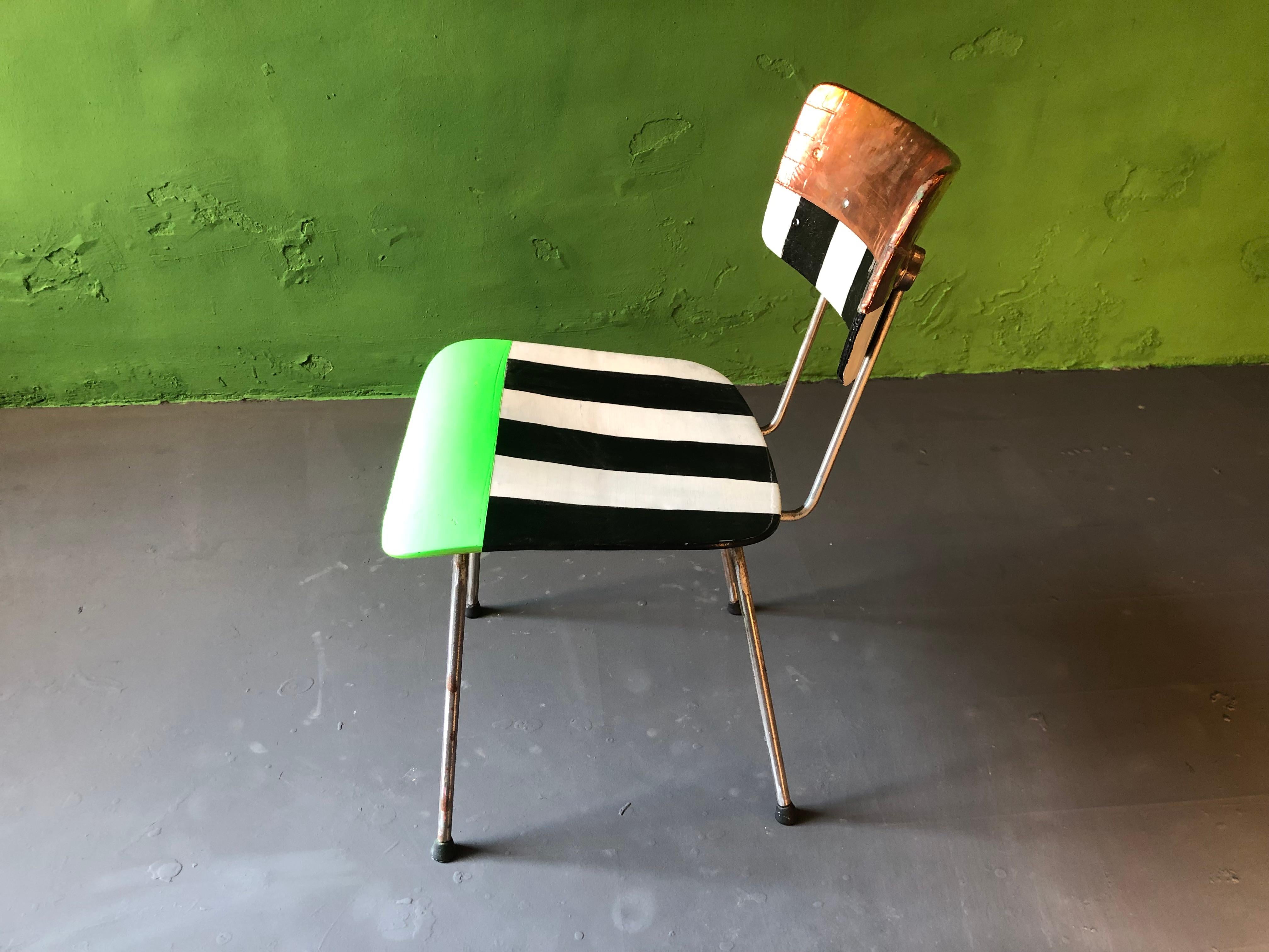 Wim Rietveld-Stuhl, umgestaltet von Markus Friedrich Staab 2021, handbemalt, mit Hochglanzlack mehrfach lackiert, verzinkte Rückenlehne.
Wie andere holländische Designer ließ sich Rietveld von dem Ehepaar Eames inspirieren, was man in diesem Werk