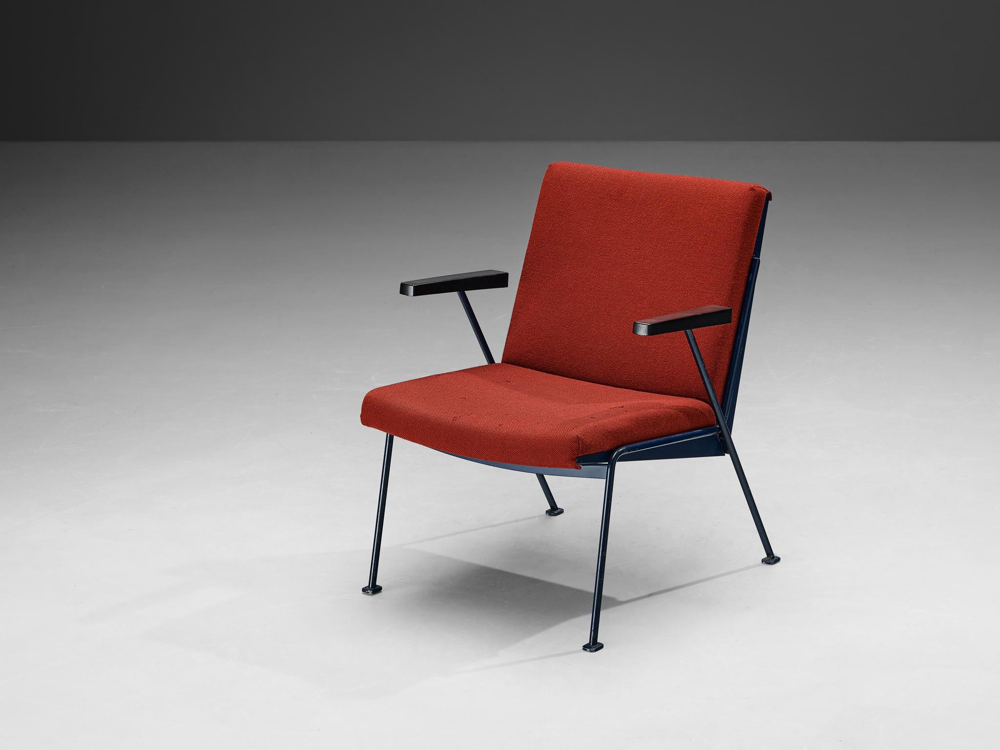 Wim Rietveld pour Ahrend De Cirkel, chaise longue 'Oase', bakélite, acier laqué, tissu, Pays-Bas, années 1950.

Cette chaise One très sculpturale a été créée par le designer néerlandais Wim Rietveld pour Ahrend De Cirkel. Cette chaise confortable