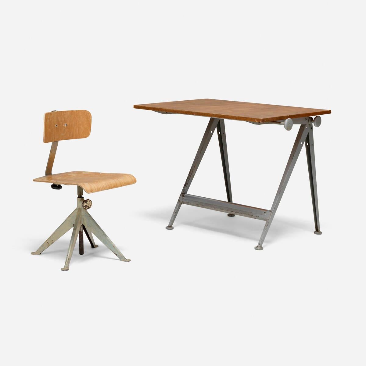 Wim Rietveld & Friso Kramer - Tavolo da disegno e sedia operativa Reply
Ahrend de Cirkel
Un'accoppiata iconica del movimento industriale olandese di metà secolo, questo tavolo da disegno Reply di Wim Rietveld e la sedia da lavoro di Friso Kramer per