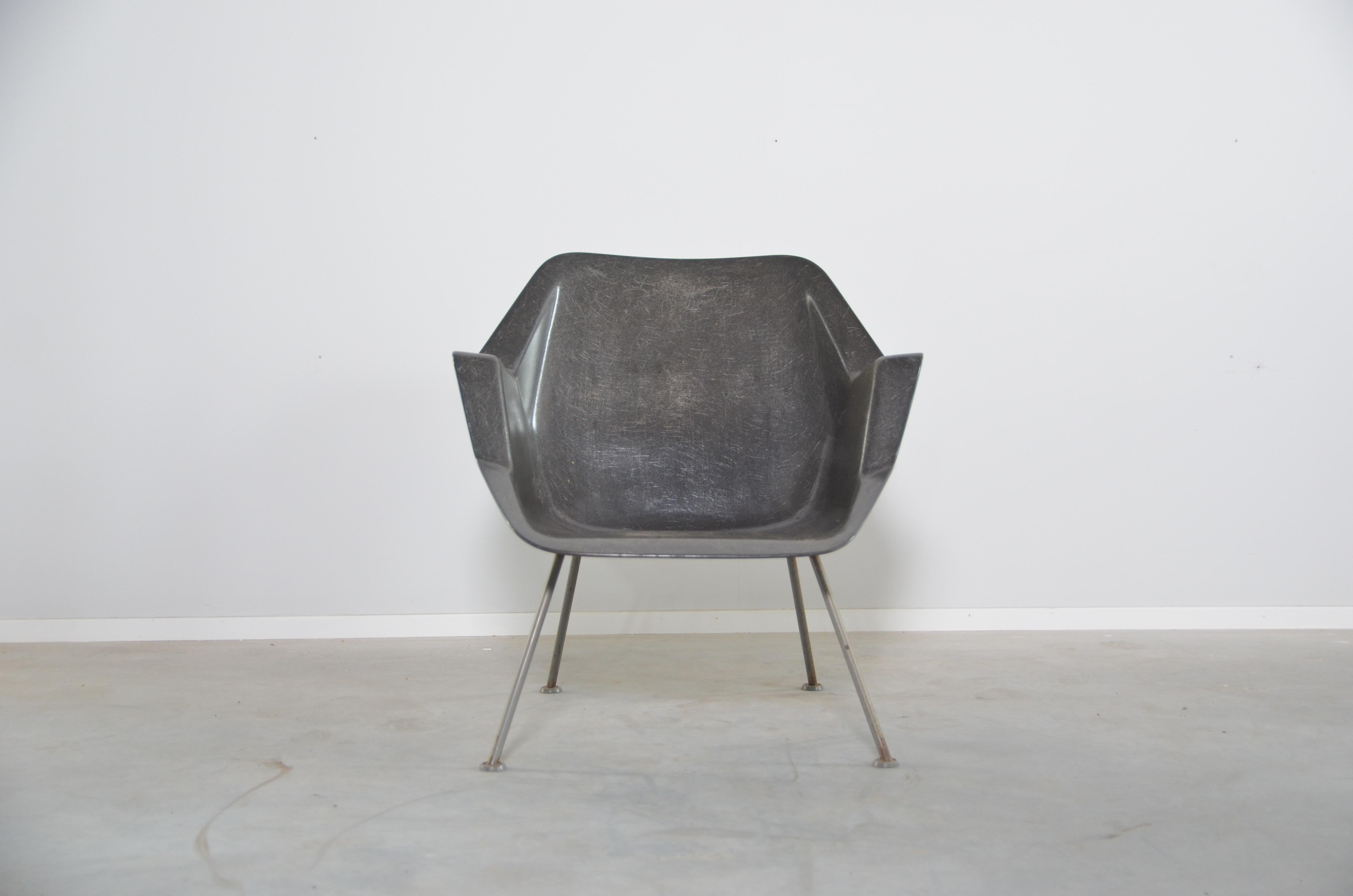With model 416, Wim Rietveld and André Cordemeyer introduced a new material at the Gispen factory: polyester. A revolution in Dutch design, which became clear at the presentation of the chair. The chair in the dark color grey is made in one piece of