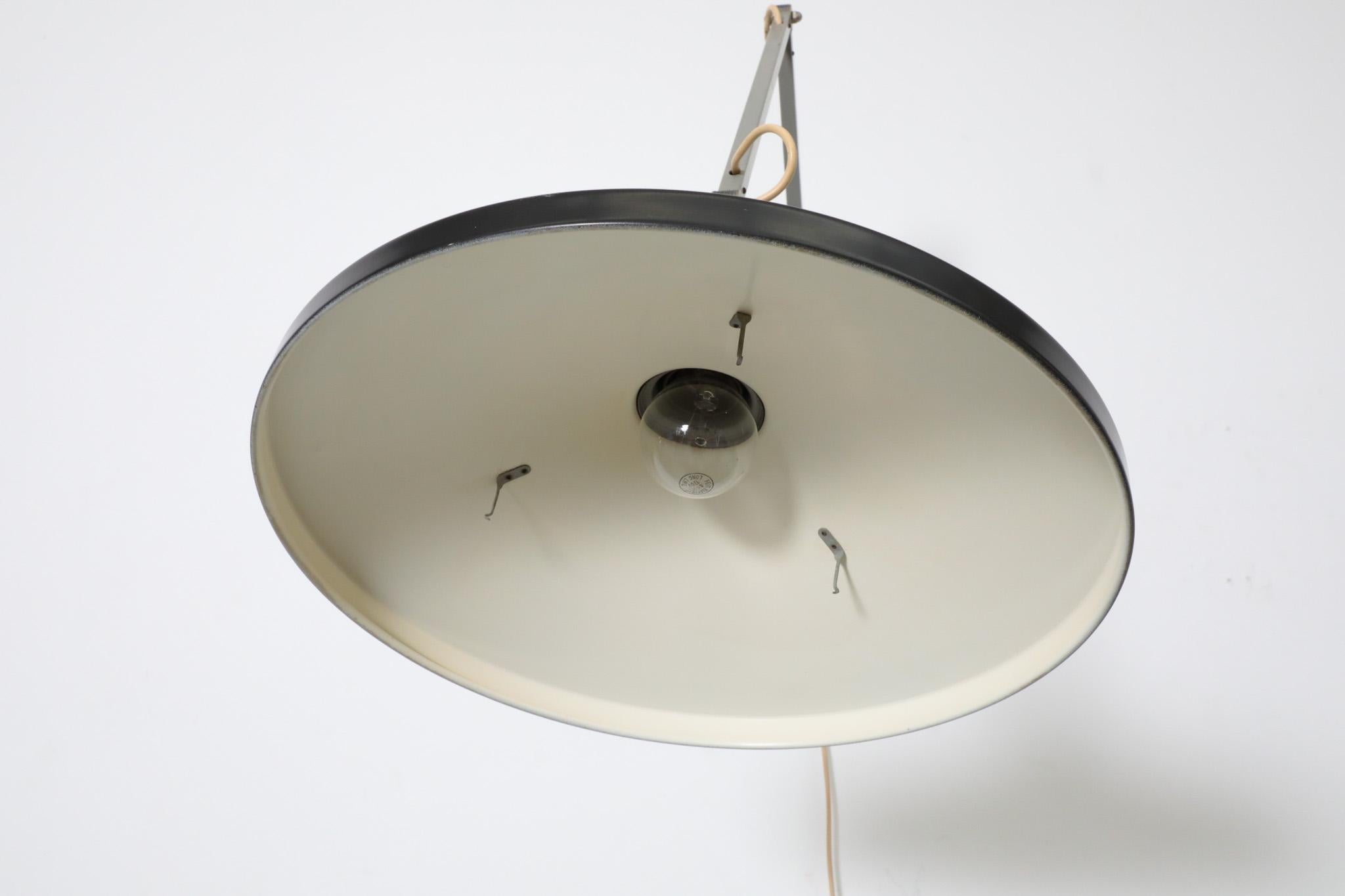 Wim Rietveld  Wandleuchte „Modell 4050“ oder „Panama“ aus schwarz emailliertem Metall im Angebot 10