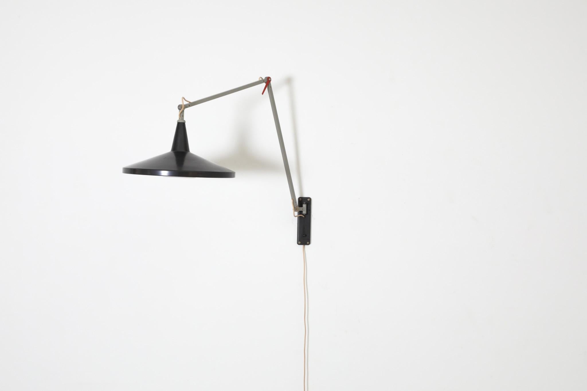 Wim Rietveld  Wandleuchte „Modell 4050“ oder „Panama“ aus schwarz emailliertem Metall im Zustand „Gut“ im Angebot in Los Angeles, CA