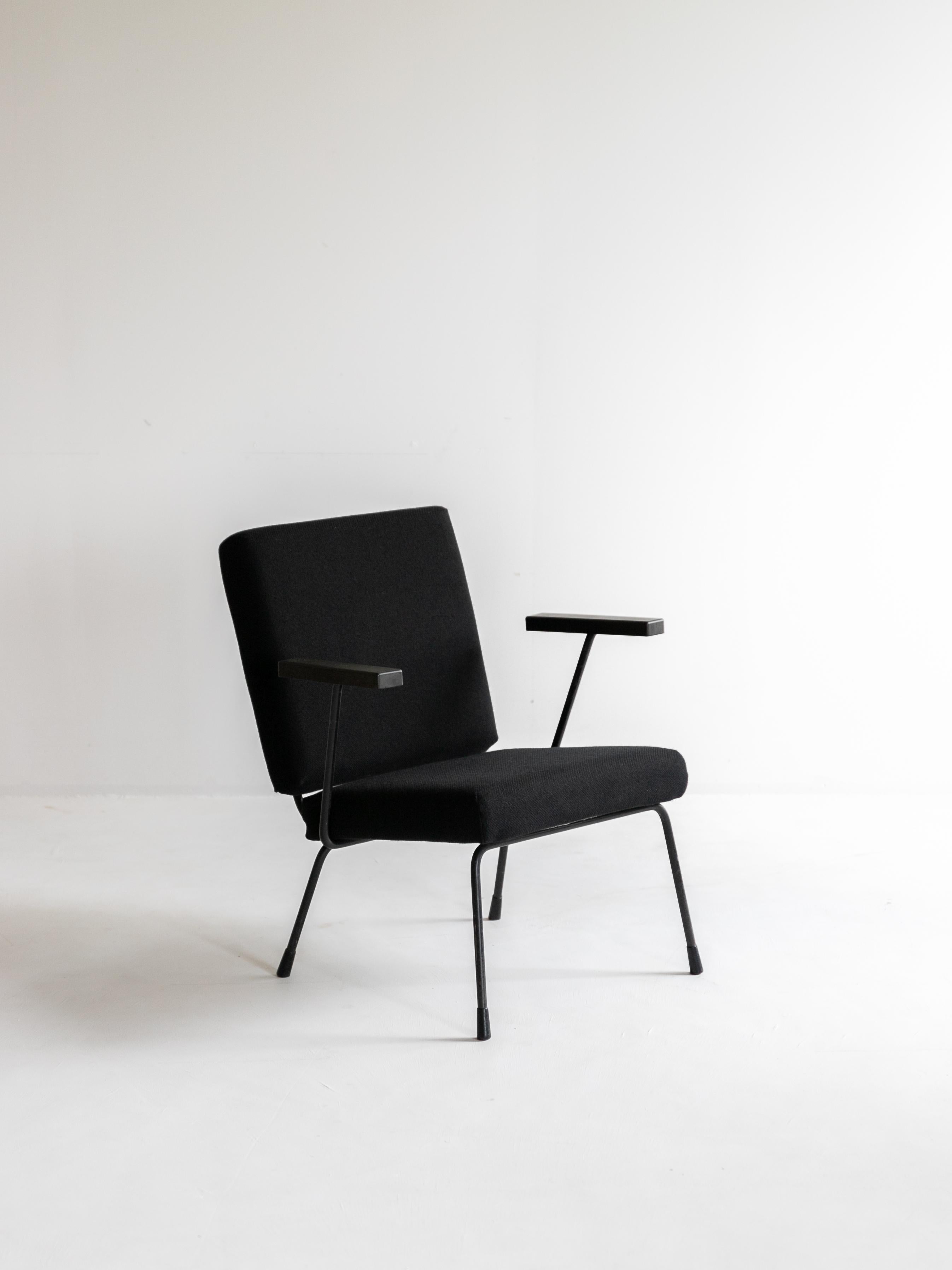 Wim Rietveld Modell 415/1401

Wim Rietveld wurde 1924 geboren. Sein Vater war Gerrit Rietveld, ein führender niederländischer Designer, der den berühmten Red and Blue Chair entwarf. Nach seinem Studium des Industriedesigns an der Königlichen