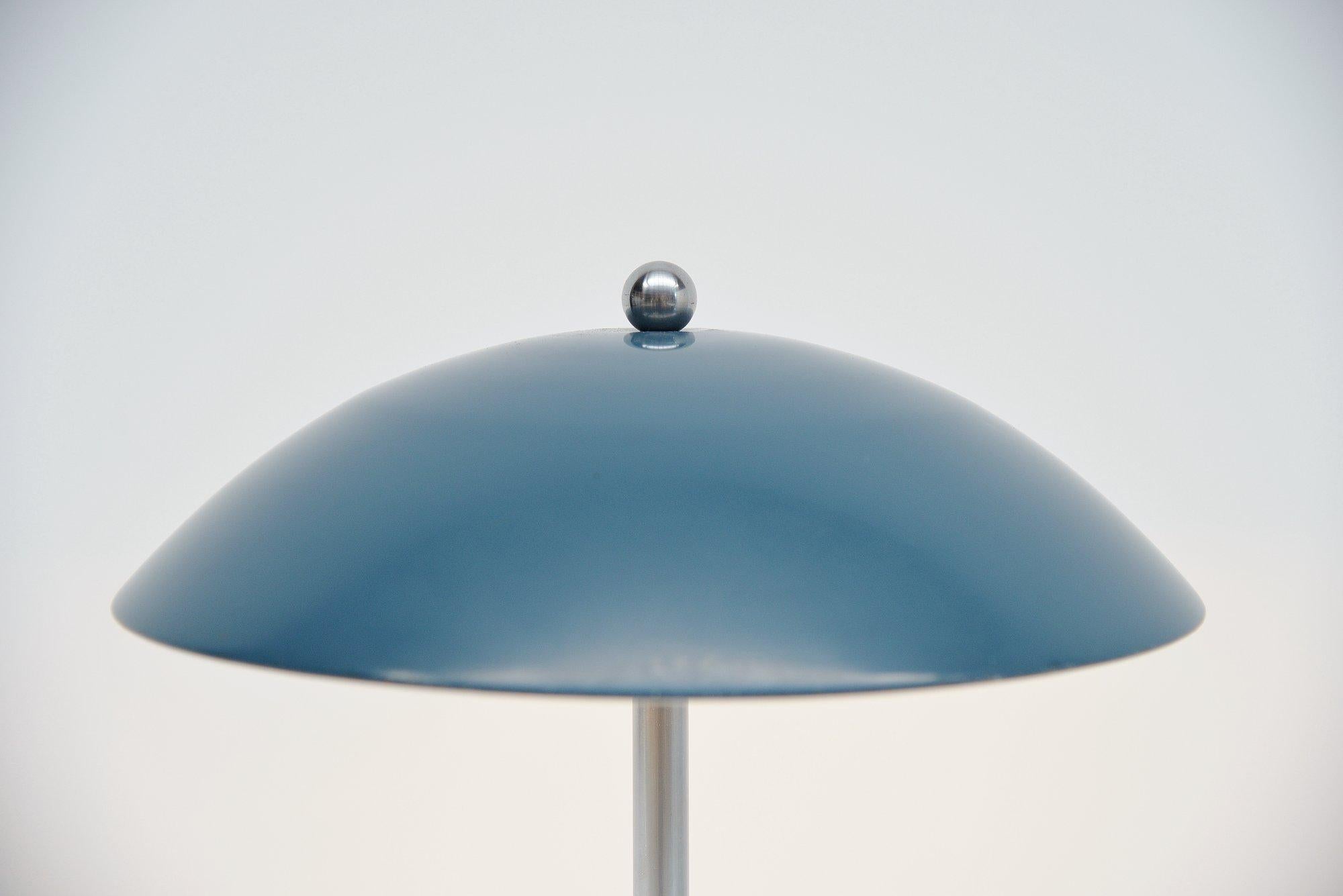 Very nice mushroom shaped table lamp model 5015 designed by Wim Rietveld and manufactured by Gispen Culemborg, Holland 1950. This lamp has a round weighted base, white lacquered with a brushed steel bar, uses 2 E27 bulbs up to 60 watt and has an
