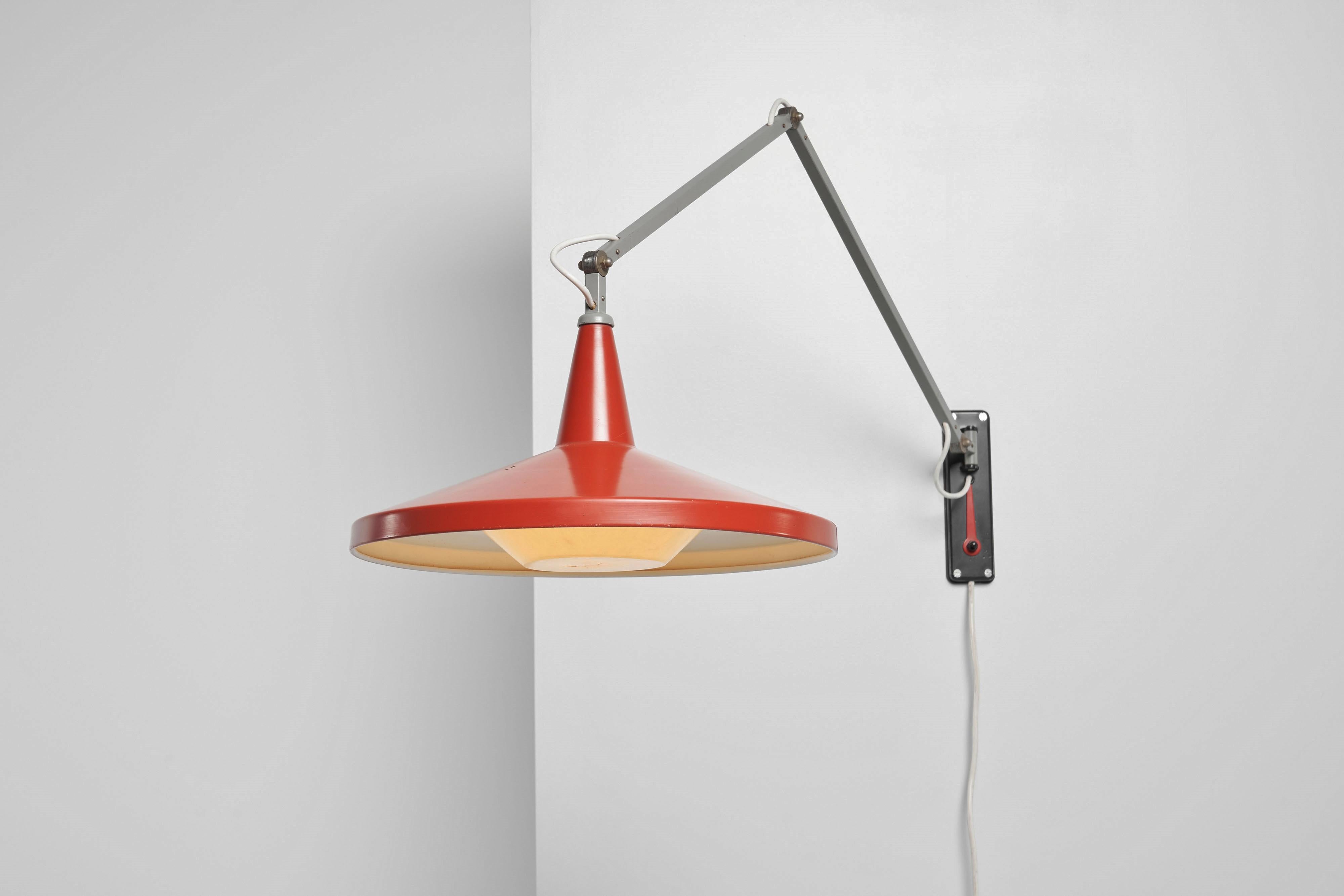 Wim Rietveld panama wall lamp 4050 Gispen 1955 red In Good Condition For Sale In Roosendaal, Noord Brabant