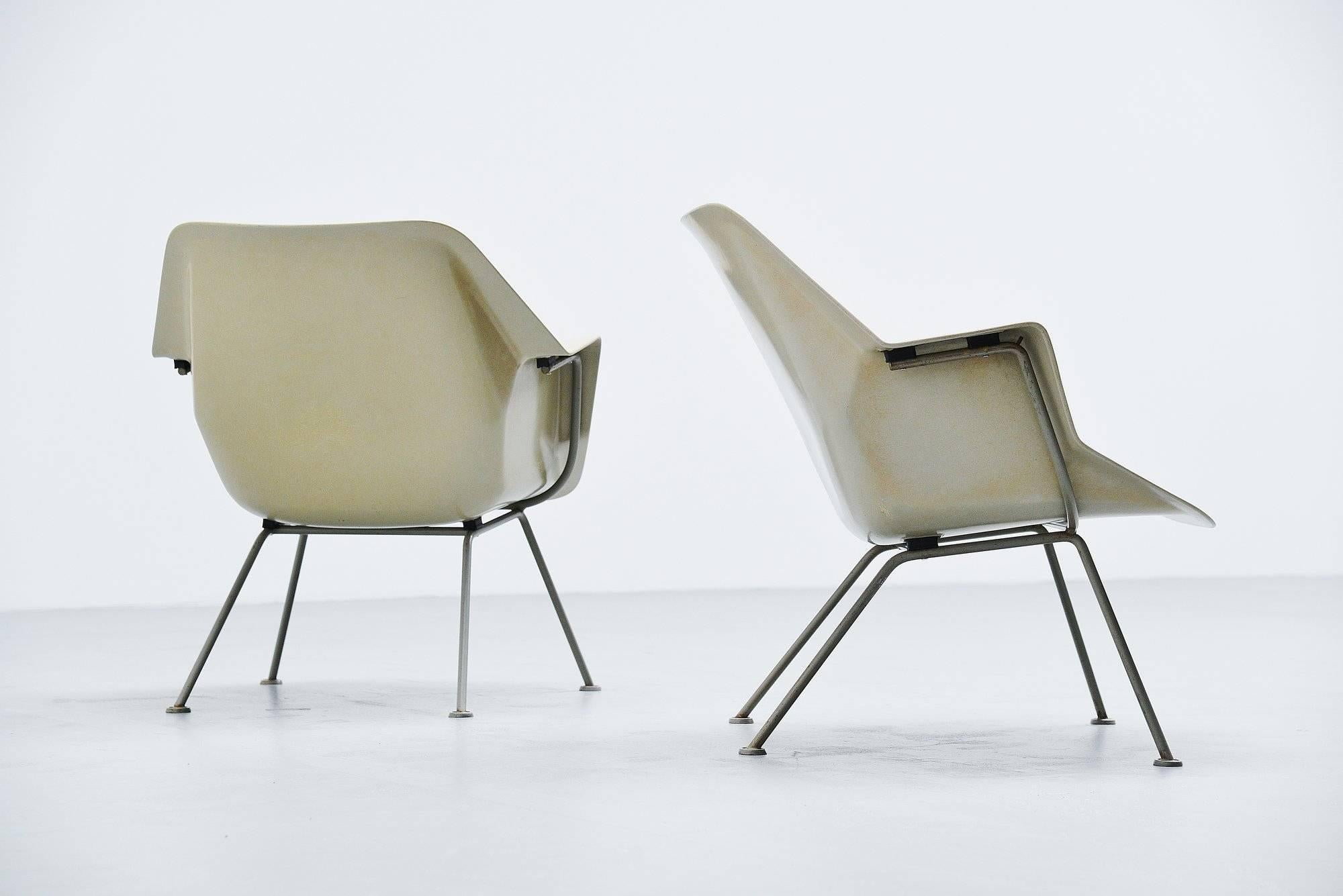 A pair of light grey polyester lounge chairs model No. 416 designed by Wim Rietveld (son of Gerrit Thomas Rietveld) and Andre Cordemeyer for Gispen, Culemborg 1957. This first Dutch polyester armchair was made of on piece of molded polyester, a new
