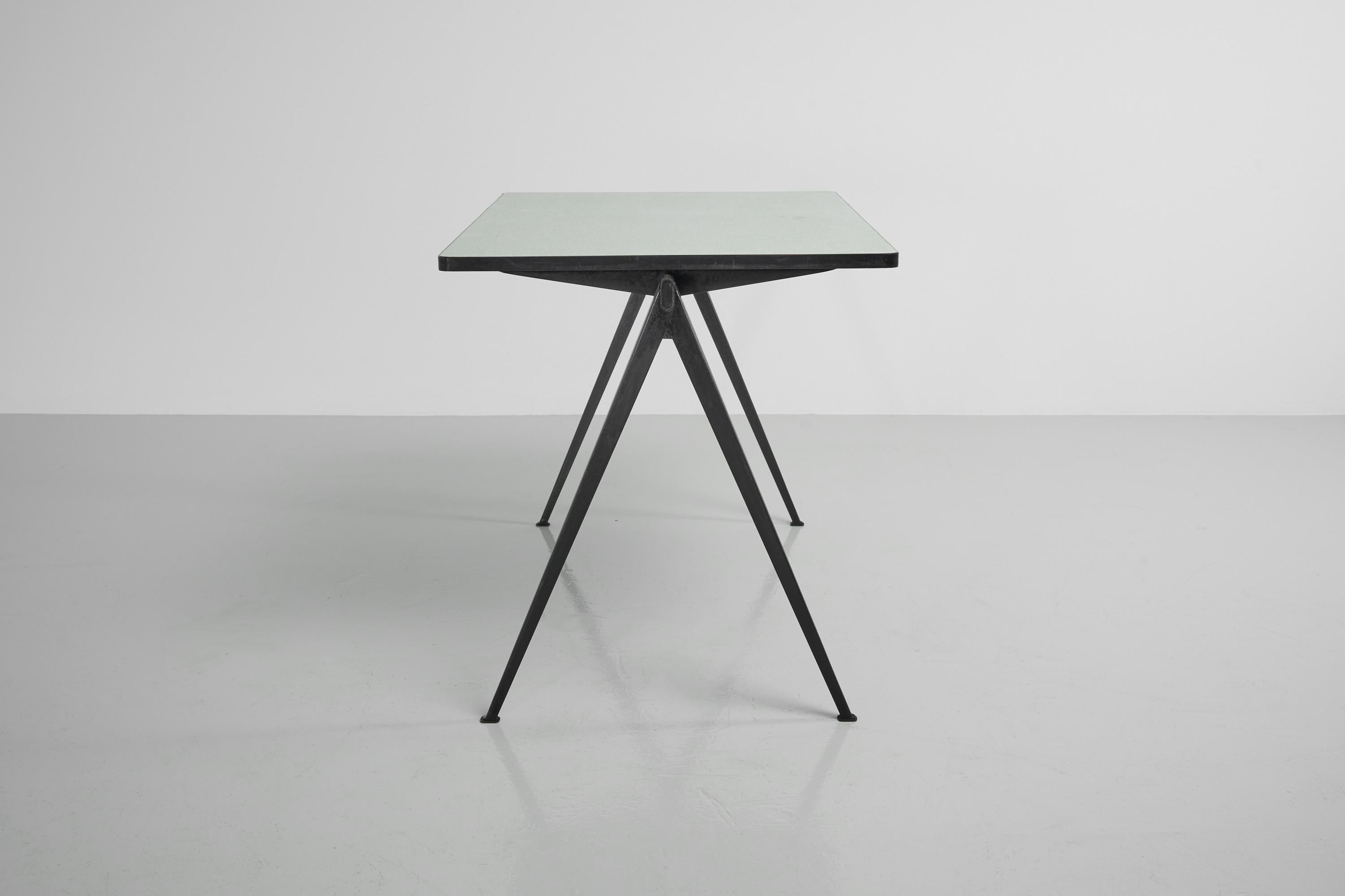 Wim Rietveld Table pyramidale noire Ahrend de Cirkel 1960 en vente 2