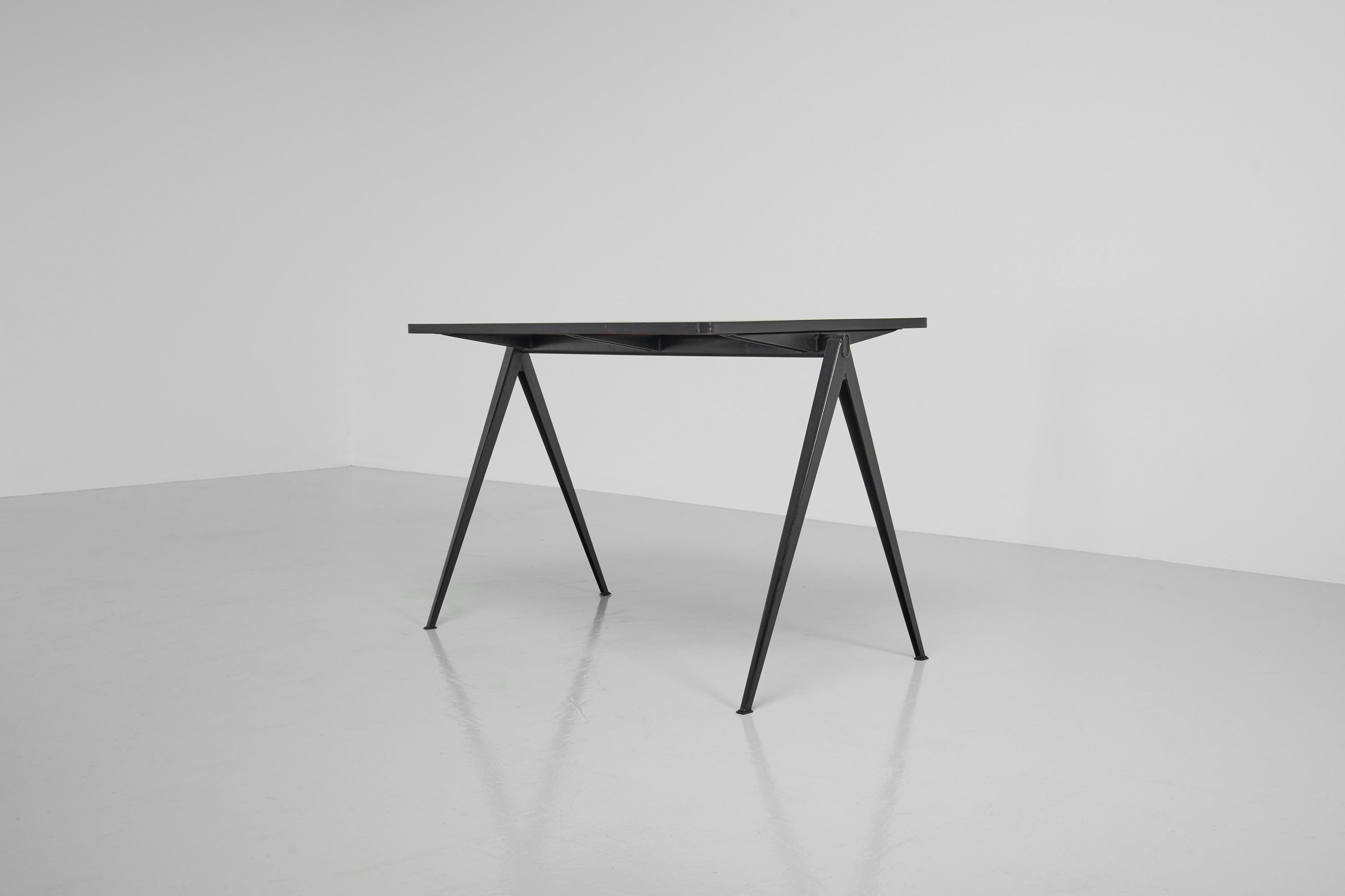 Minimalist and industrial designed small sized 'Pyramid' table designed by Wim Rietveld and manufactured by Ahrend de Cirkel, The Netherlands 1960. It has a fantastic shaped structure, V shaped frame in black painted metal. And a very nice original