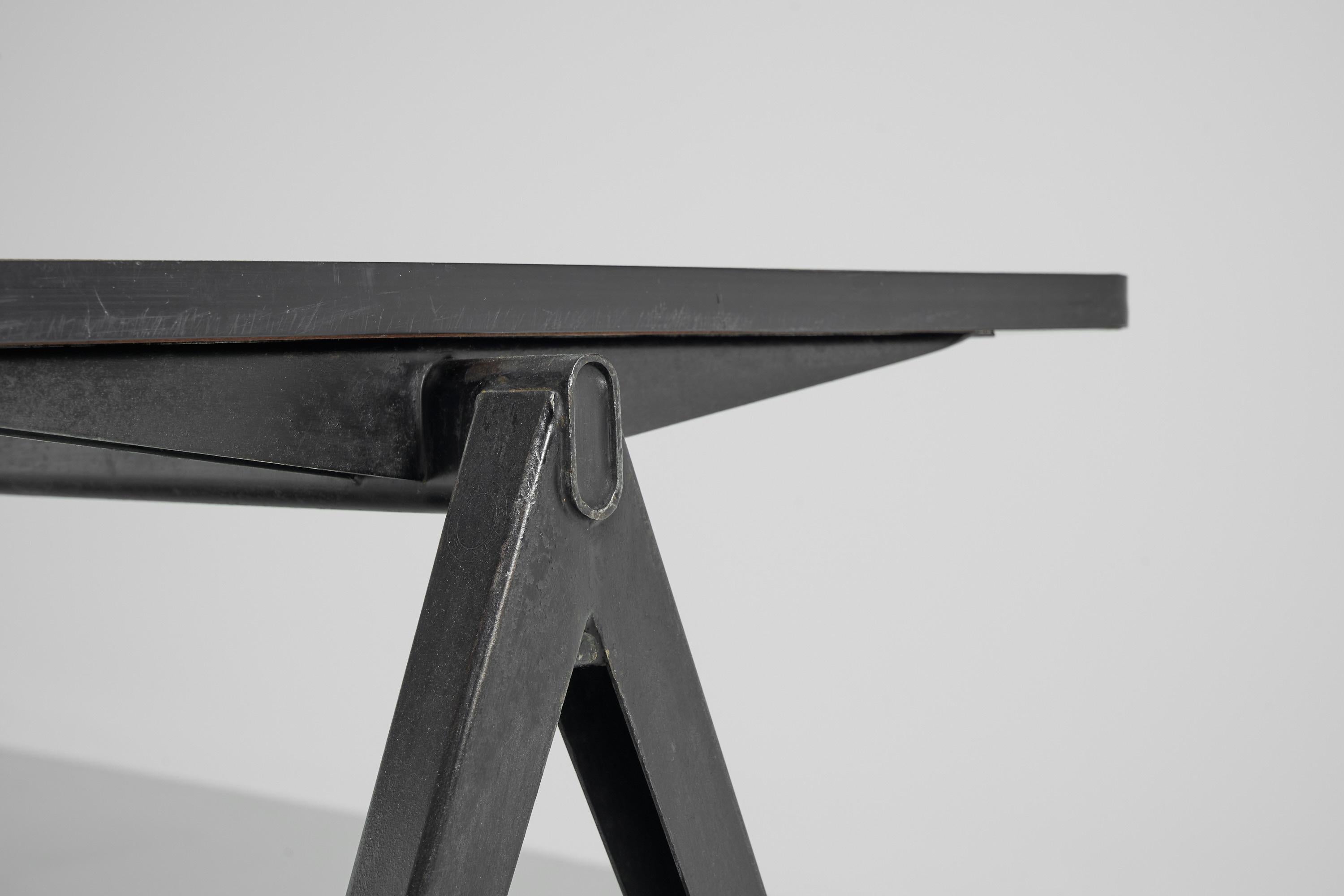 Mid-Century Modern Wim Rietveld Table pyramidale noire Ahrend de Cirkel 1960 en vente