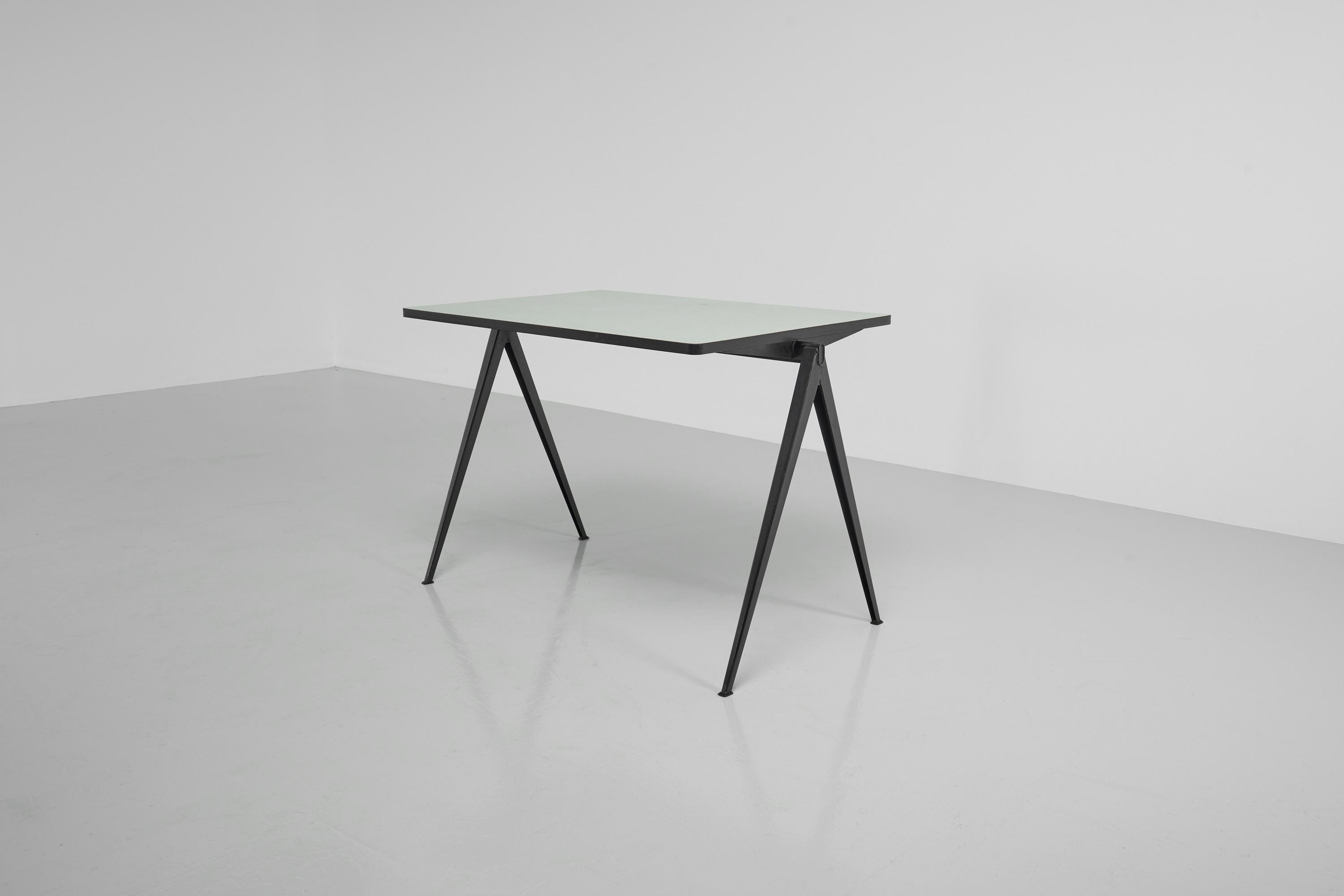 Néerlandais Wim Rietveld Table pyramidale noire Ahrend de Cirkel 1960 en vente
