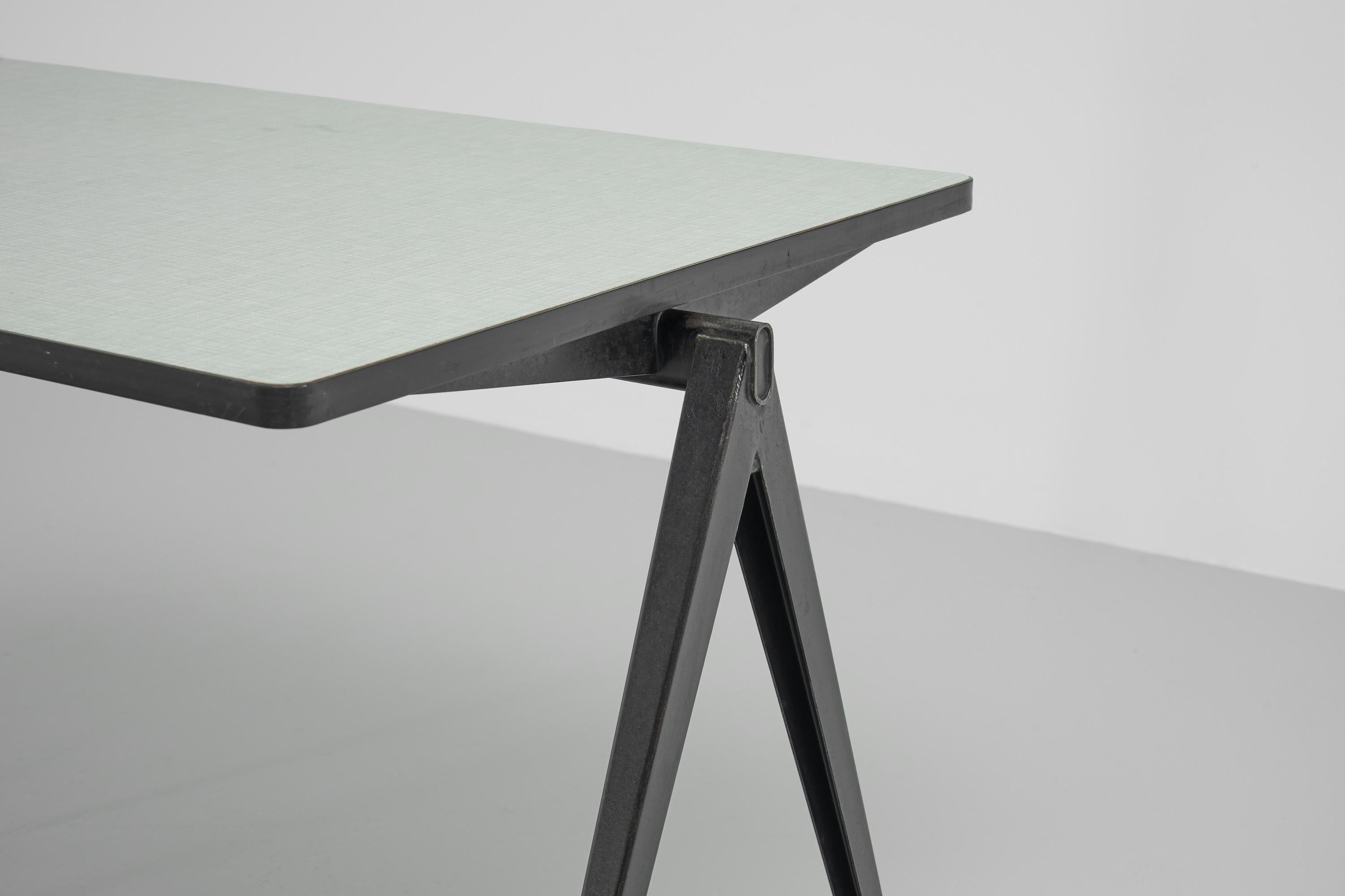 Peint à froid Wim Rietveld Table pyramidale noire Ahrend de Cirkel 1960 en vente