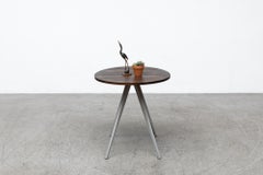 Petite table pyramidale ronde Wim Rietveld en chêne fumé avec pieds gris par Hay