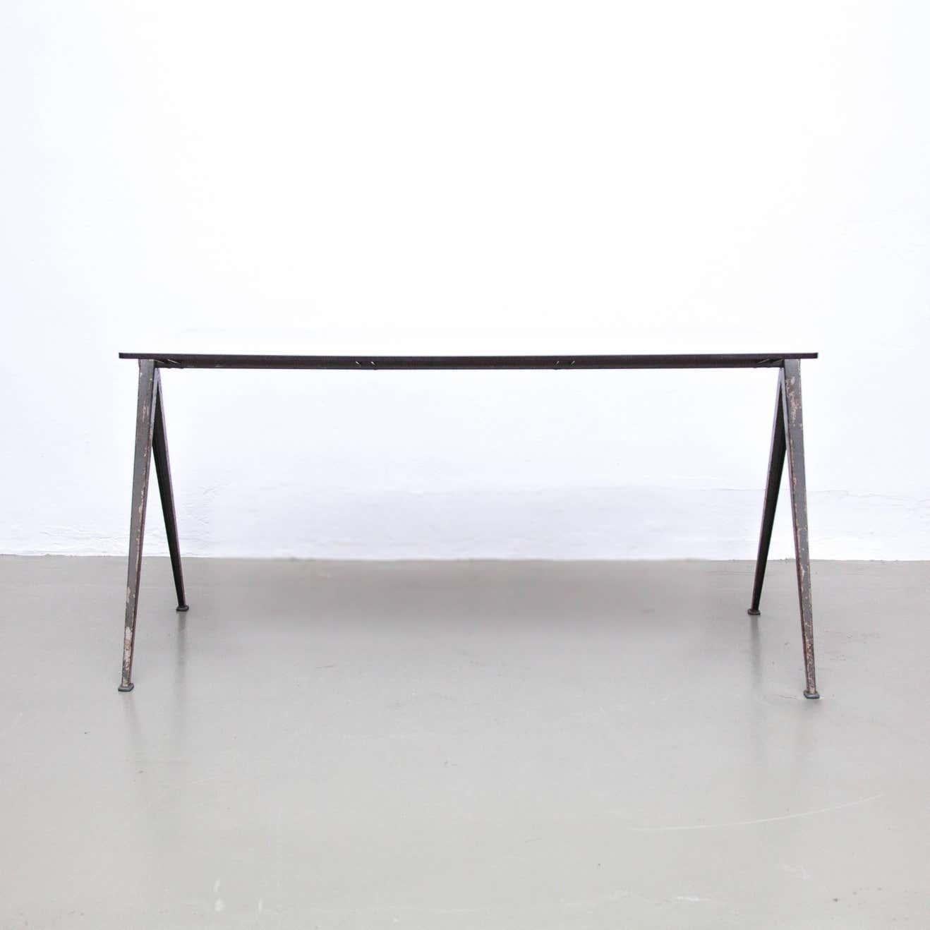 Table pyramidale conçue par Wim Rietveld.
Fabriqué par Ahrend de Cirkel aux Pays-Bas, vers 1960.

La table a un cadre en acier.

En bon état d'origine, avec une usure mineure conforme à l'âge et à l'usage, préservant une belle patine.

Wim Rietveld