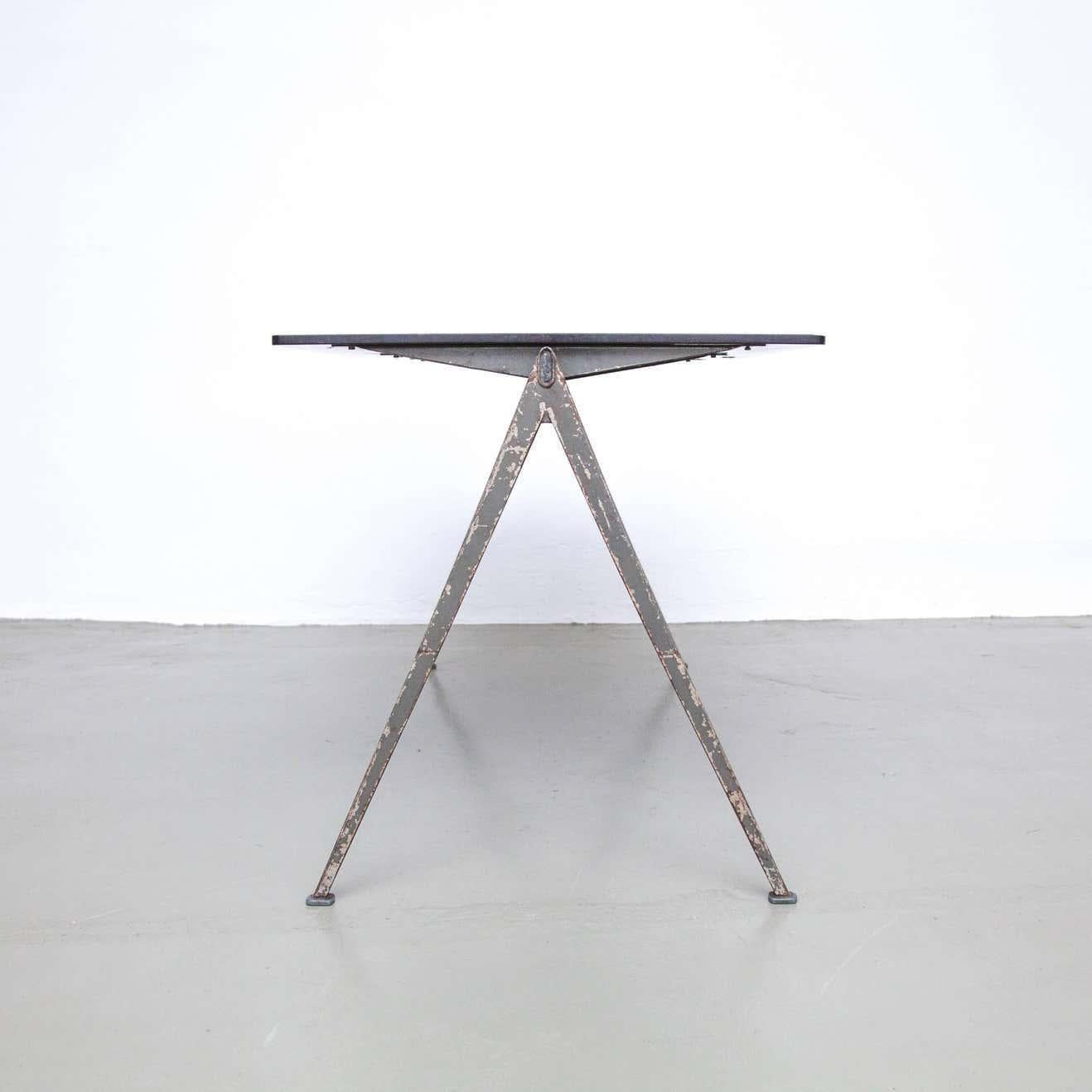 Mid-Century Modern Table pyramidale de Wim Rietveld, datant d'environ 1960 en vente