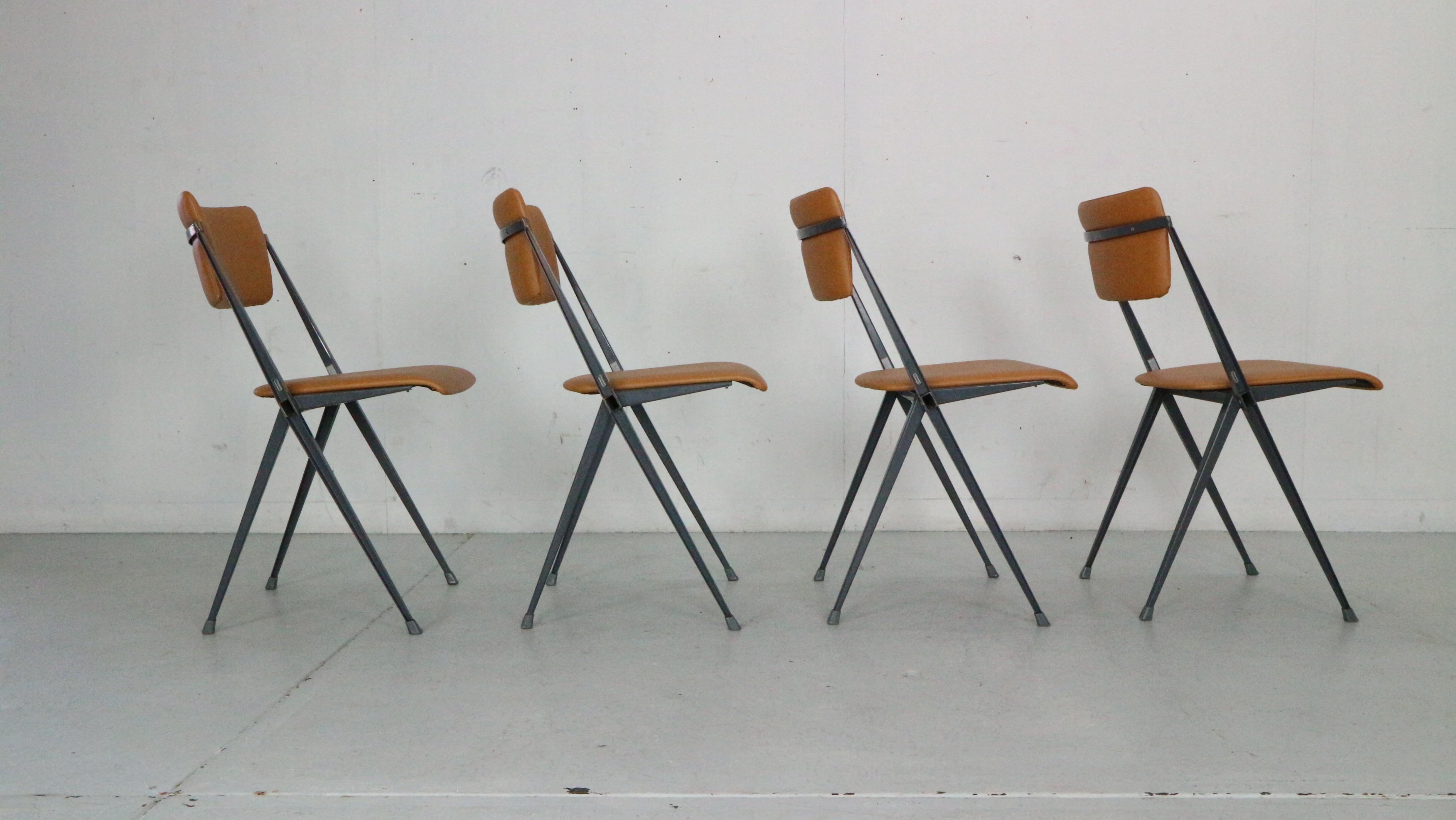Ensemble de 4 chaises pyramidales de Wim Rietveld pour De Cirkel, 1966, Pays-Bas en vente 3