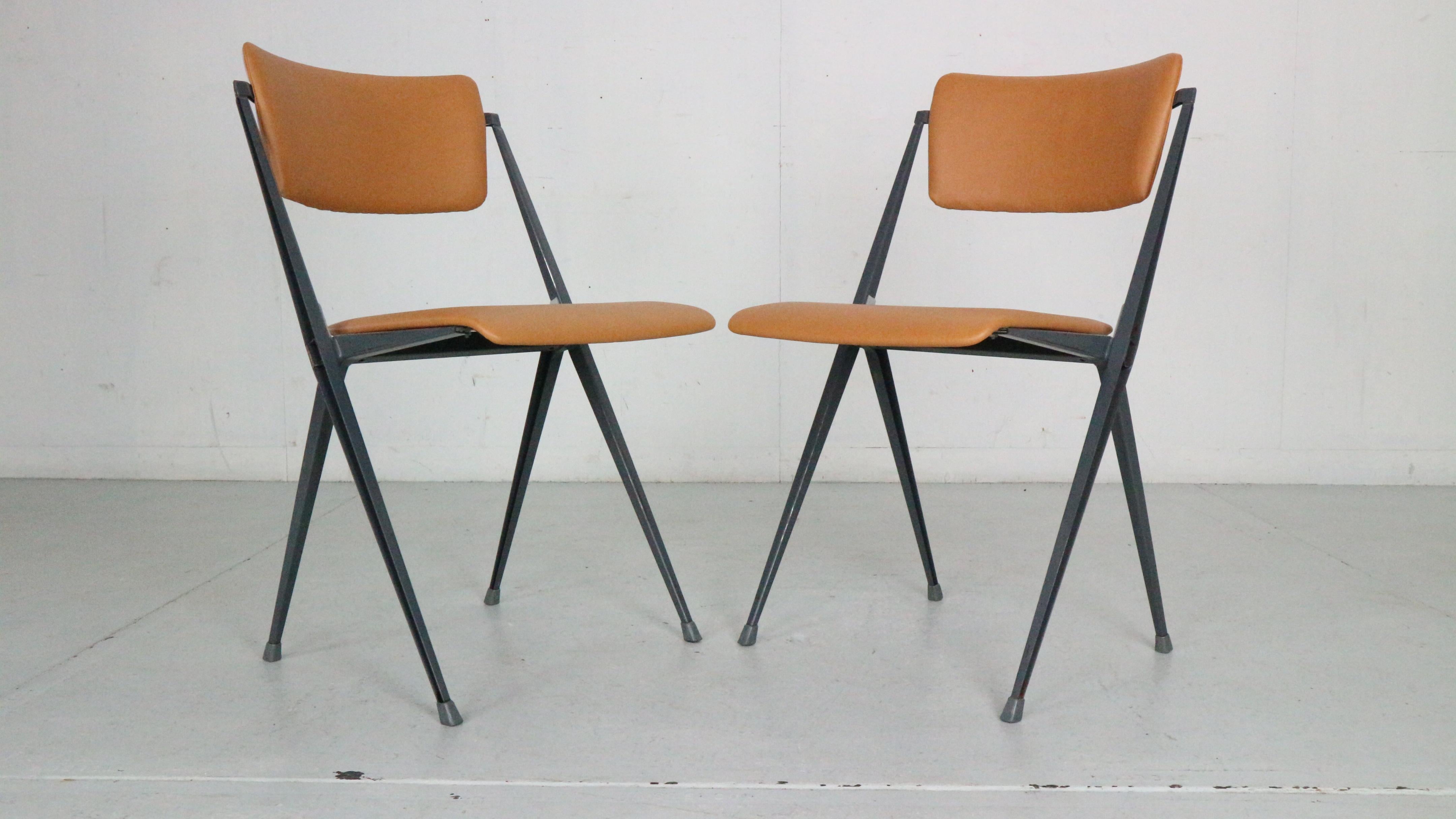 Ensemble de 4 chaises pyramidales de Wim Rietveld pour De Cirkel, 1966, Pays-Bas en vente 5