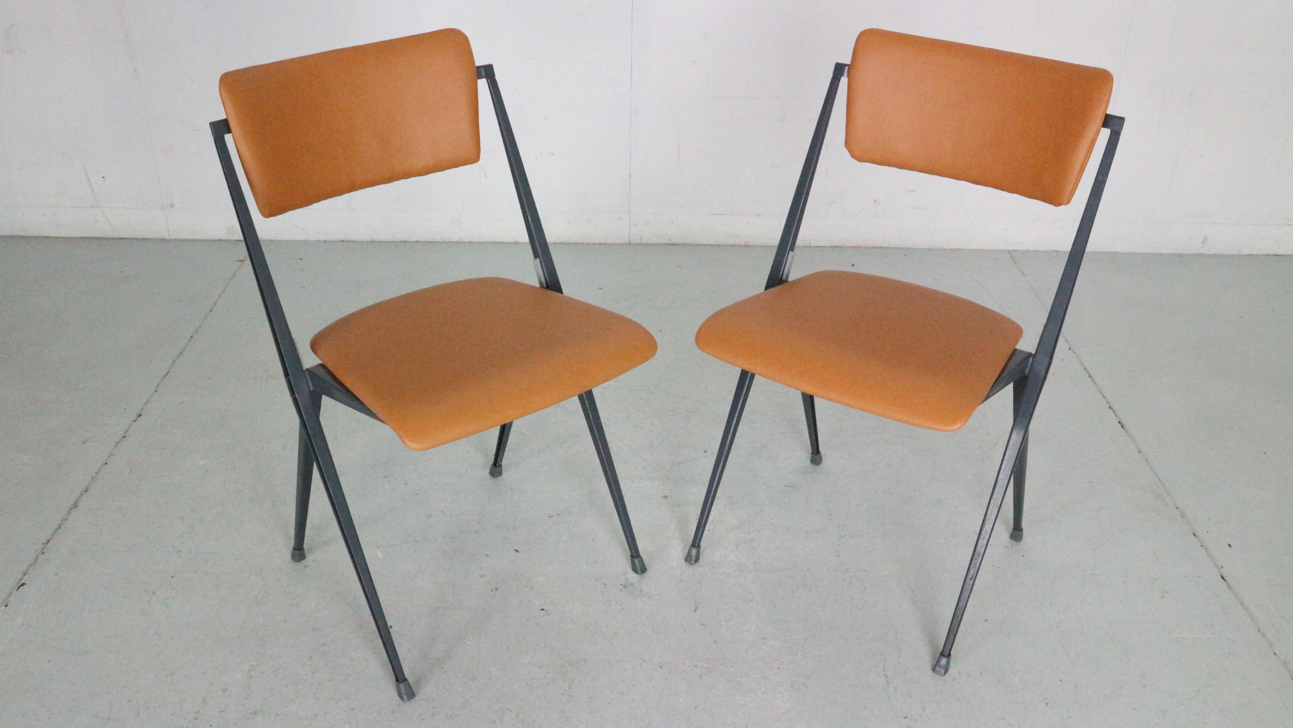 Ensemble de 4 chaises pyramidales de Wim Rietveld pour De Cirkel, 1966, Pays-Bas en vente 6