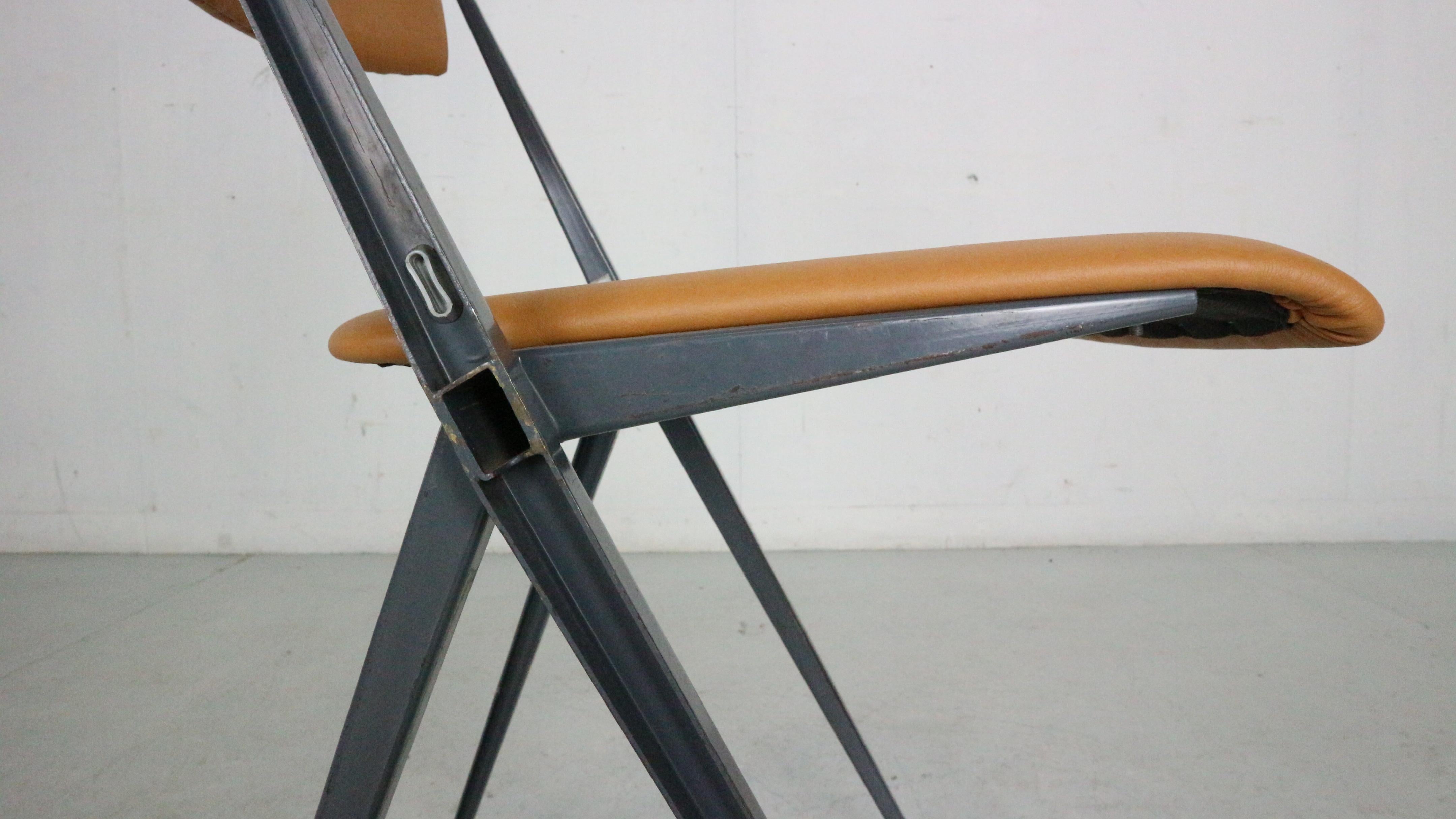 Ensemble de 4 chaises pyramidales de Wim Rietveld pour De Cirkel, 1966, Pays-Bas en vente 8