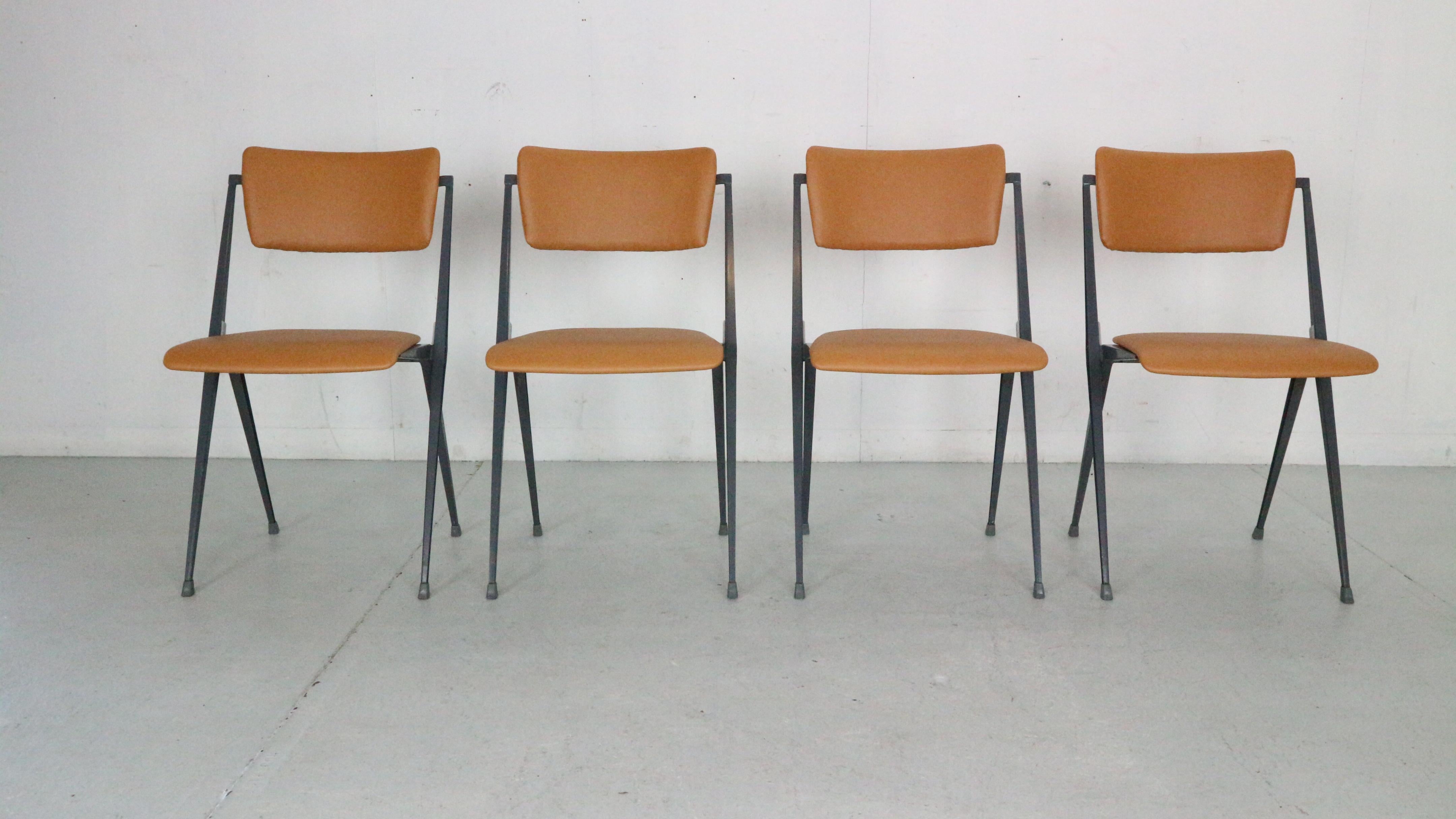 Mid-Century Modern Ensemble de 4 chaises pyramidales de Wim Rietveld pour De Cirkel, 1966, Pays-Bas en vente