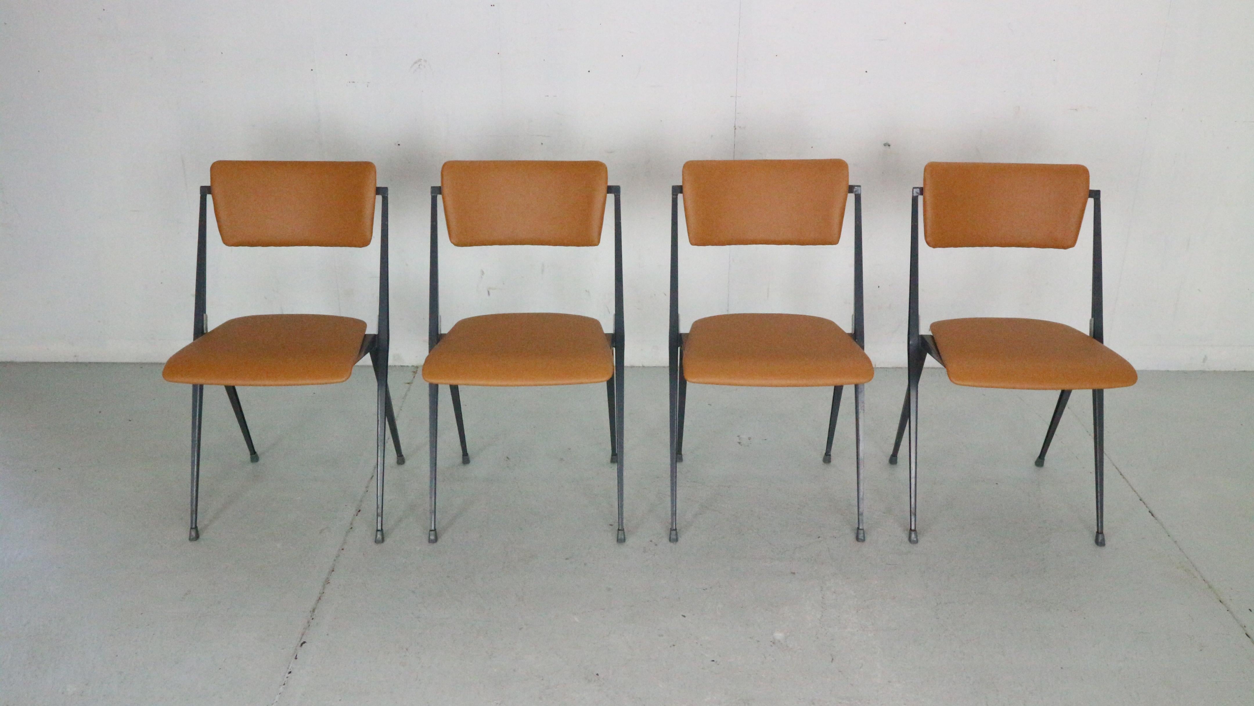Néerlandais Ensemble de 4 chaises pyramidales de Wim Rietveld pour De Cirkel, 1966, Pays-Bas en vente