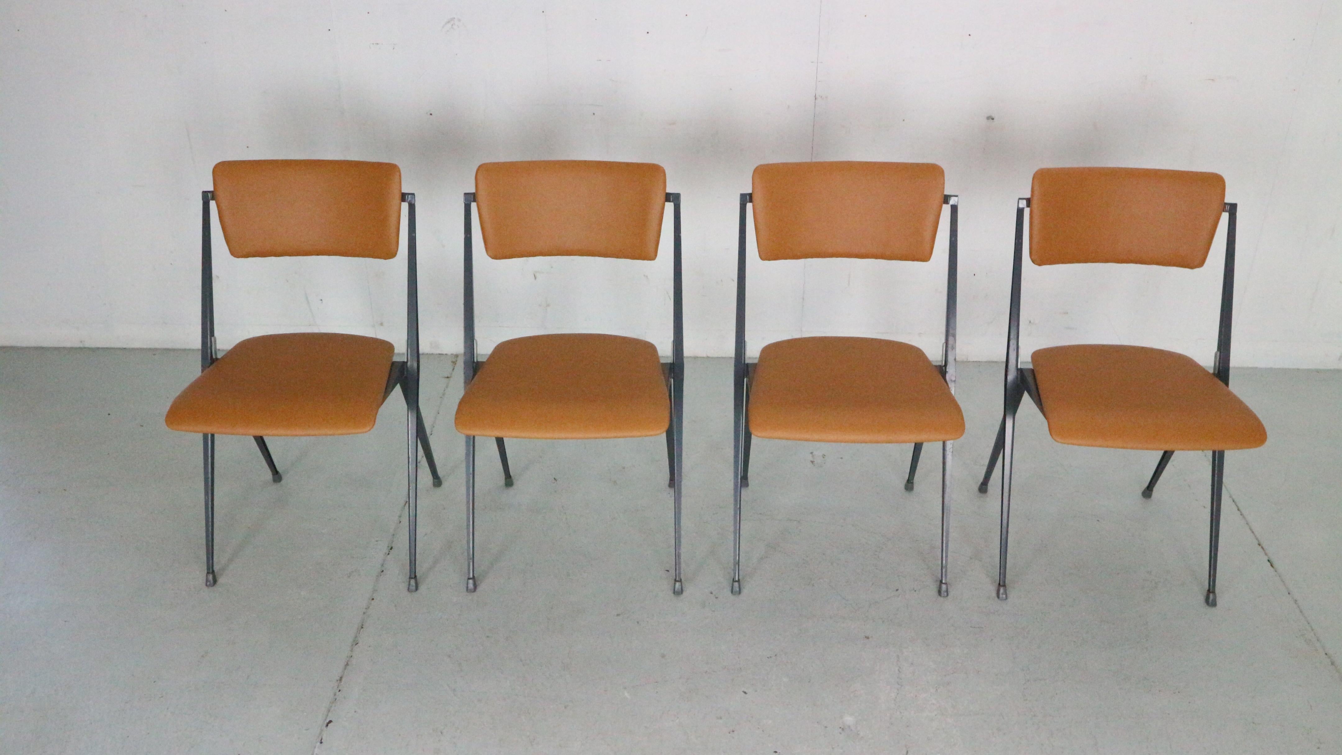 Wim Rietveld Set Of 4 Pyramide Chairs For De Cirkel, 1966 Netherlands In Good Condition For Sale In The Hague, NL