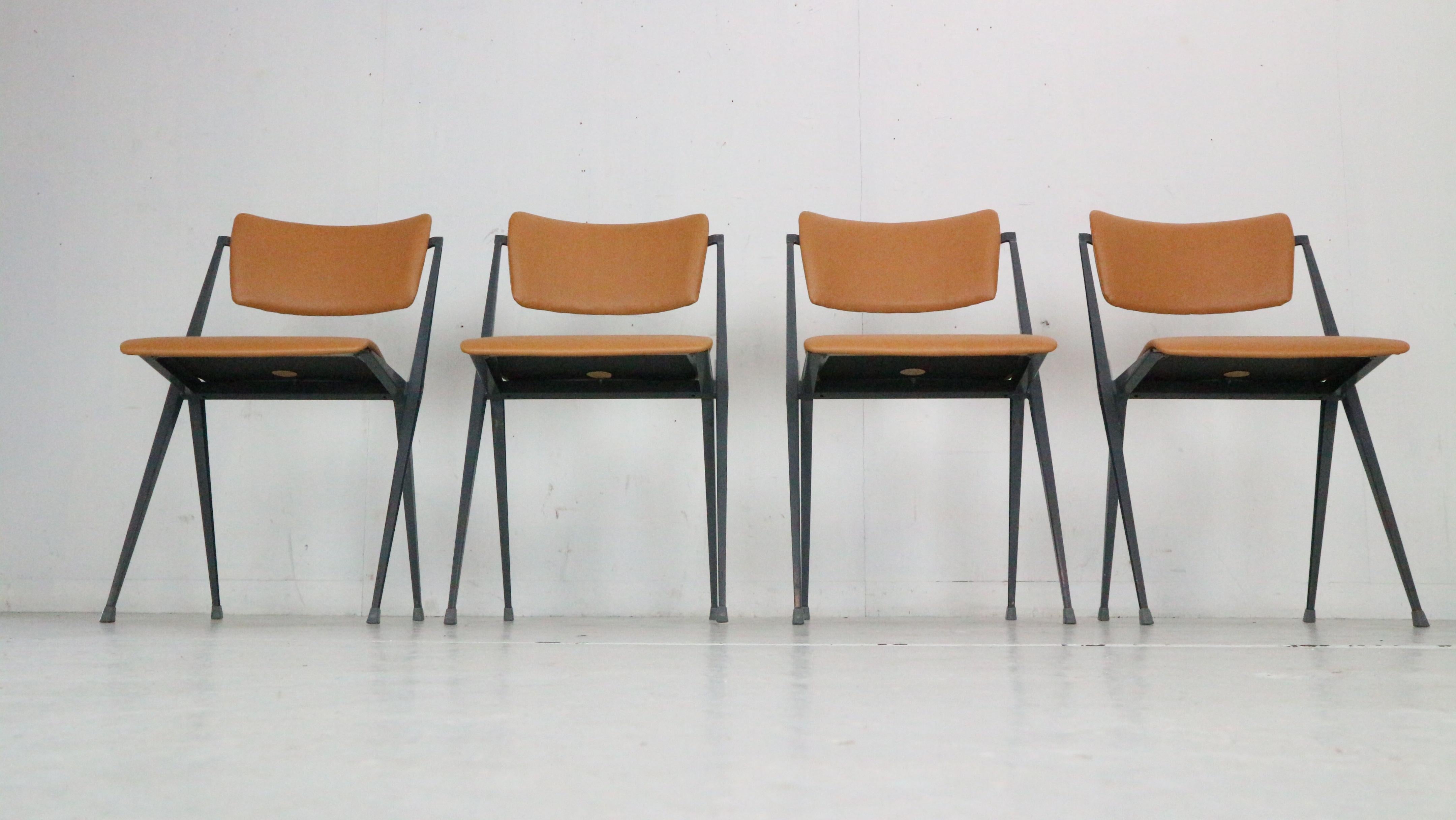 Milieu du XXe siècle Ensemble de 4 chaises pyramidales de Wim Rietveld pour De Cirkel, 1966, Pays-Bas en vente
