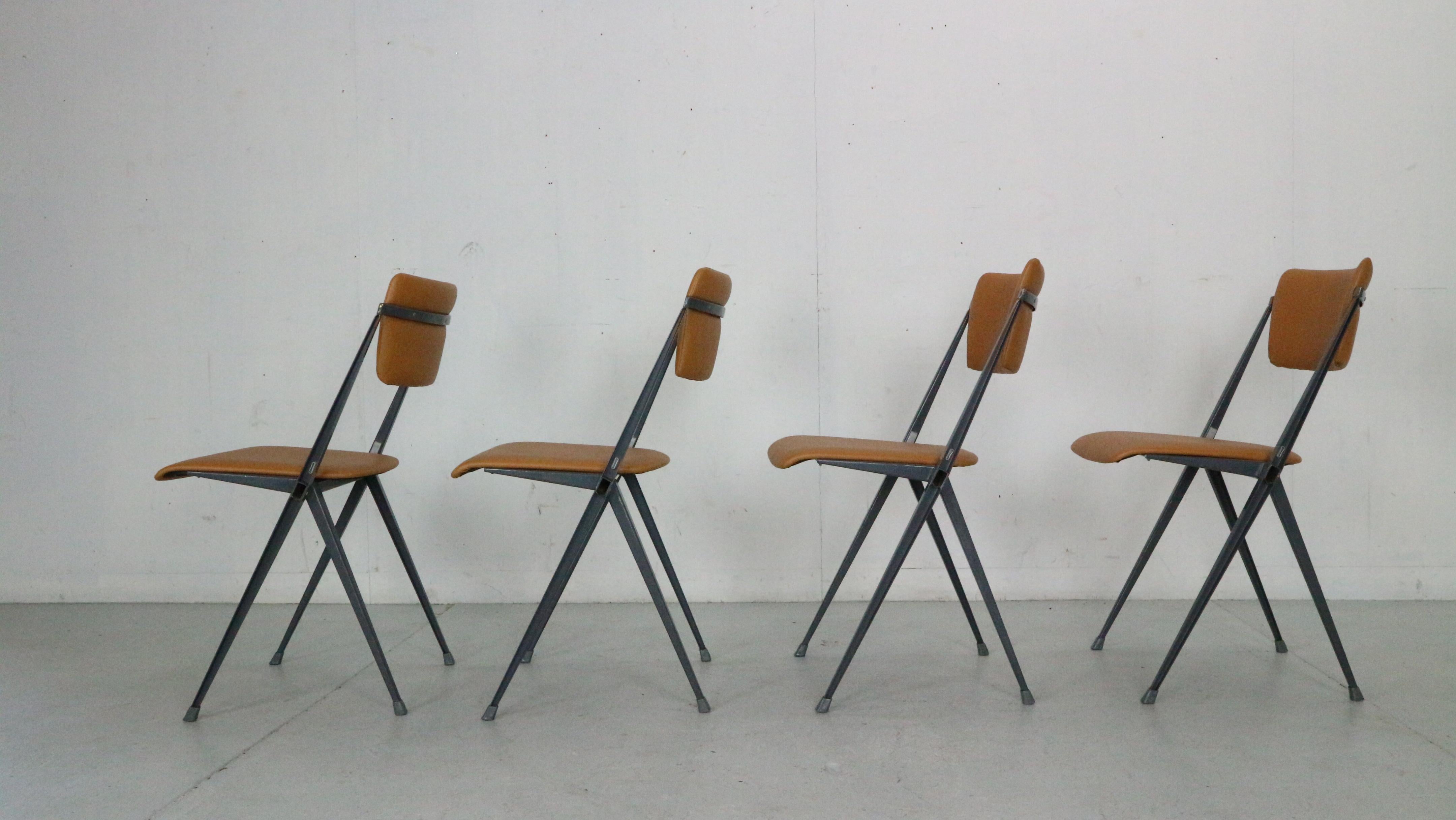 Imitation cuir Ensemble de 4 chaises pyramidales de Wim Rietveld pour De Cirkel, 1966, Pays-Bas en vente