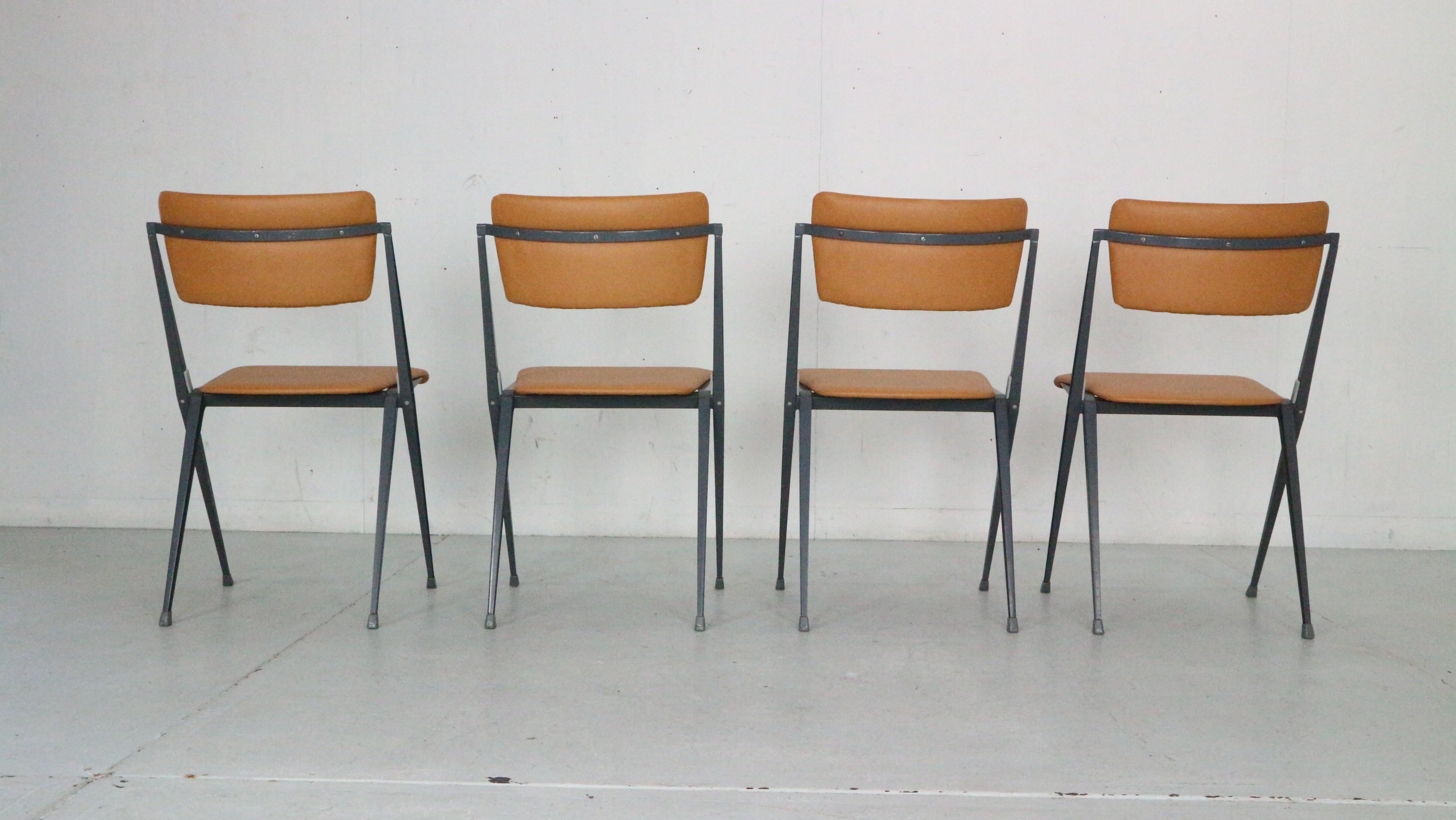 Wim Rietveld Set Of 4 Pyramide Chairs For De Cirkel, 1966 Netherlands For Sale 2