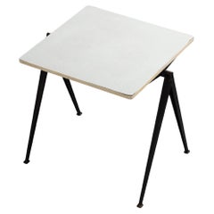 Wim Rietveld piccolo tavolo a piramide Ahrend Paesi Bassi 1960