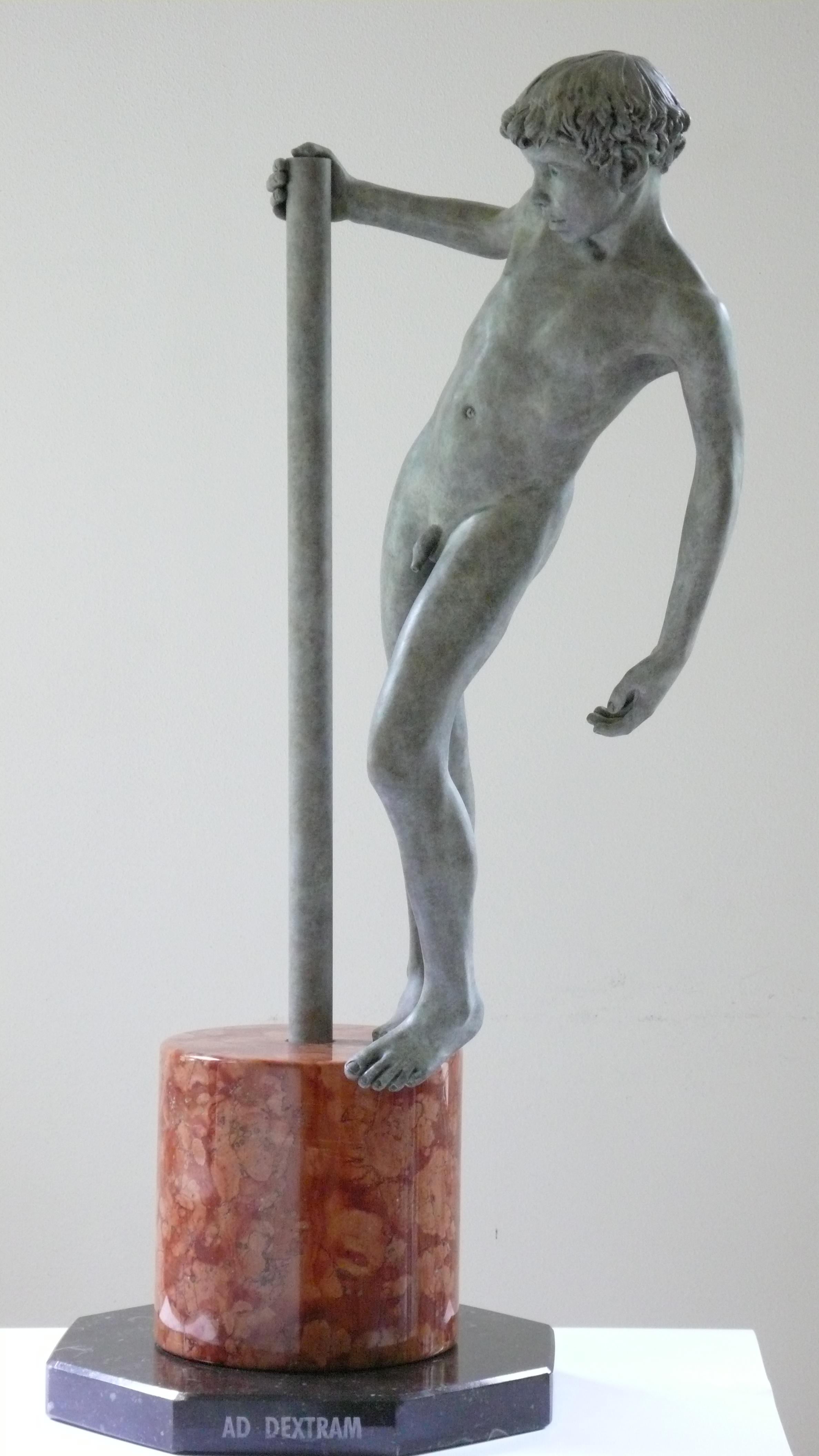 Ad Dextram Escultura de Bronce Niño Desnudo Figura Masculina Mármol Piedra - Sculpture de Wim van der Kant