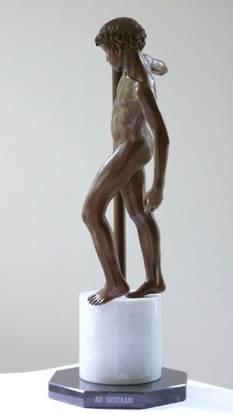 Ad D Extram Bronze-Skulptur, Akt, Junge, männliche Figur, Marmorstein, Marmorstein  (Gold), Figurative Sculpture, von Wim van der Kant