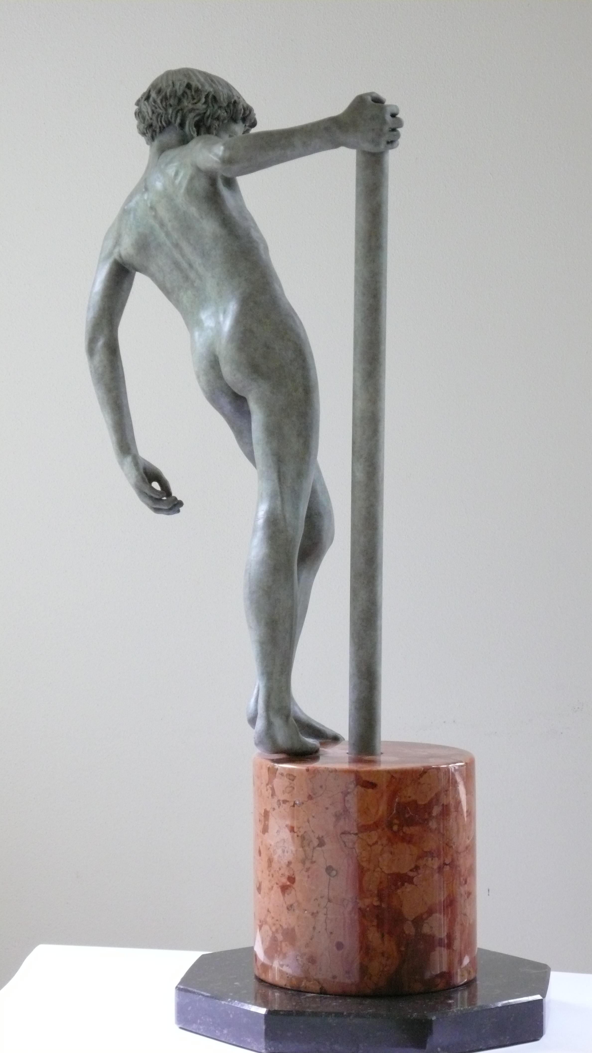Ad Dextram Escultura de Bronce Niño Desnudo Figura Masculina Mármol Piedra - Sculpture Contemporáneo de Wim van der Kant
