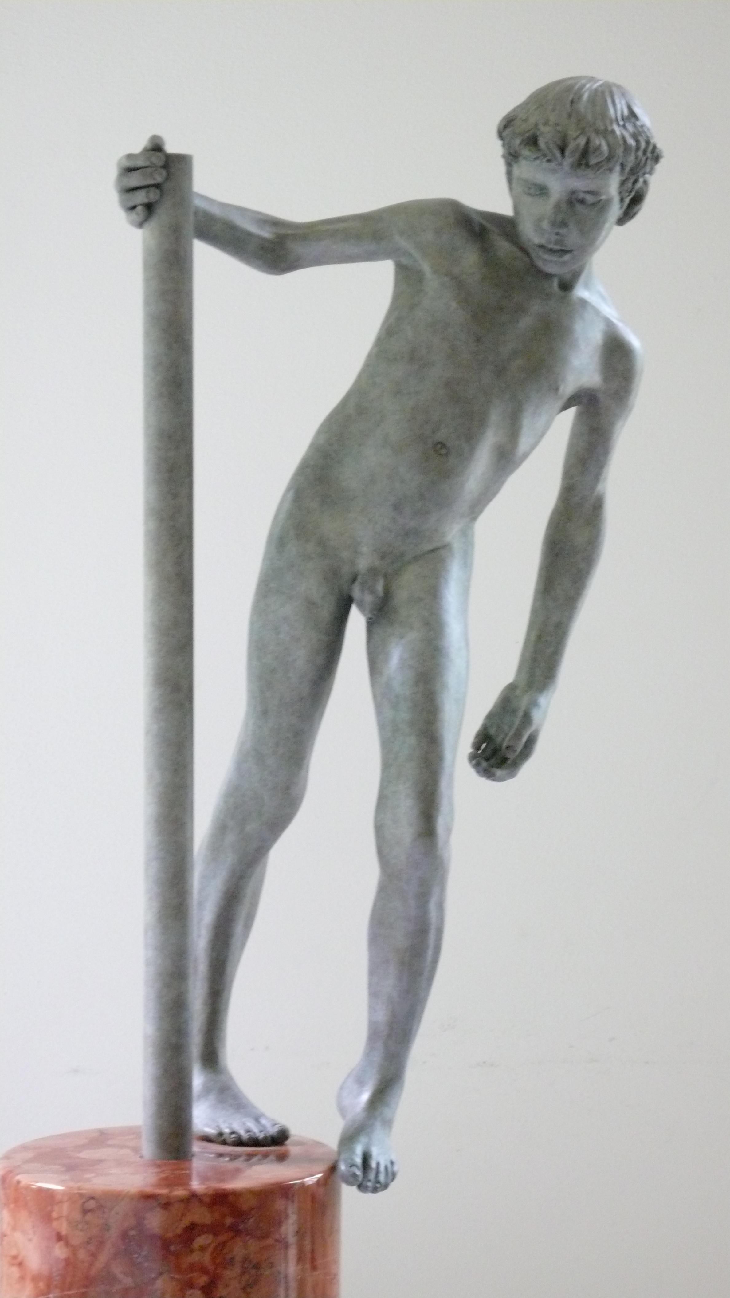 Ad Dextram Escultura de Bronce Niño Desnudo Figura Masculina Mármol Piedra - Figurative Sculpture Oro de Wim van der Kant