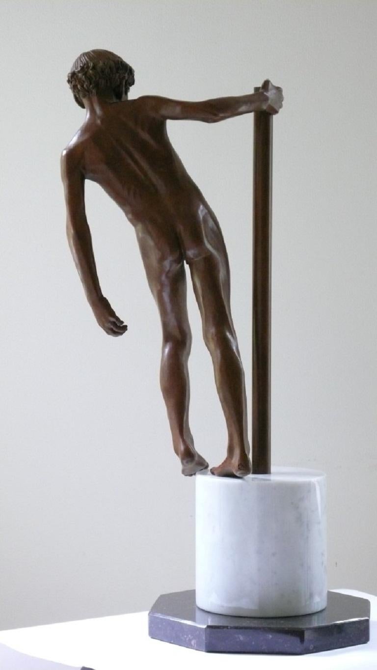Ad D Extram Bronze-Skulptur, Akt, Junge, männliche Figur, Marmorstein, Marmorstein  im Angebot 1