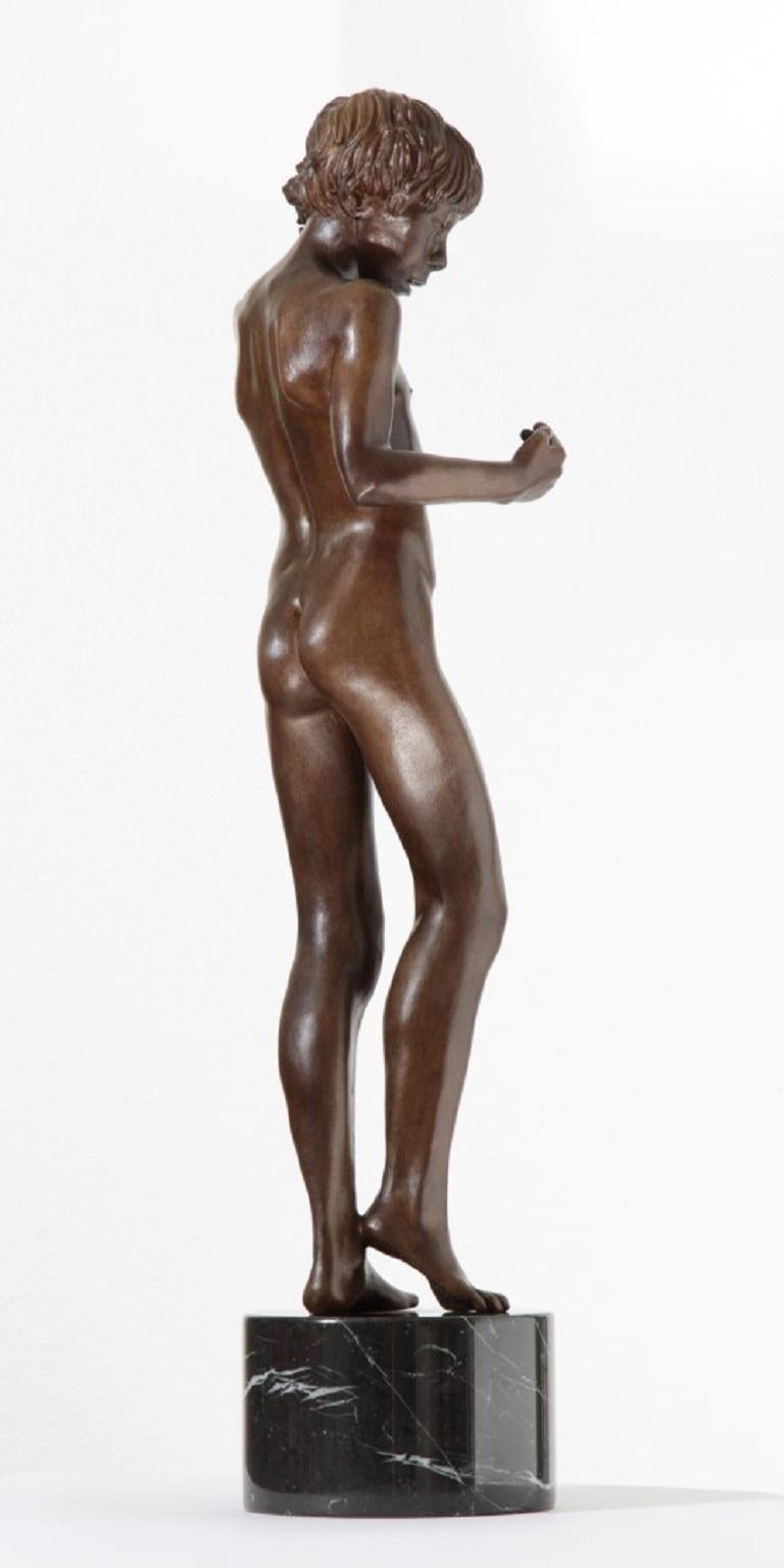 Aestus Bronze-Skulptur Marmorstein-Akt Junge Zeitgenössisch  (Gold), Nude Sculpture, von Wim van der Kant